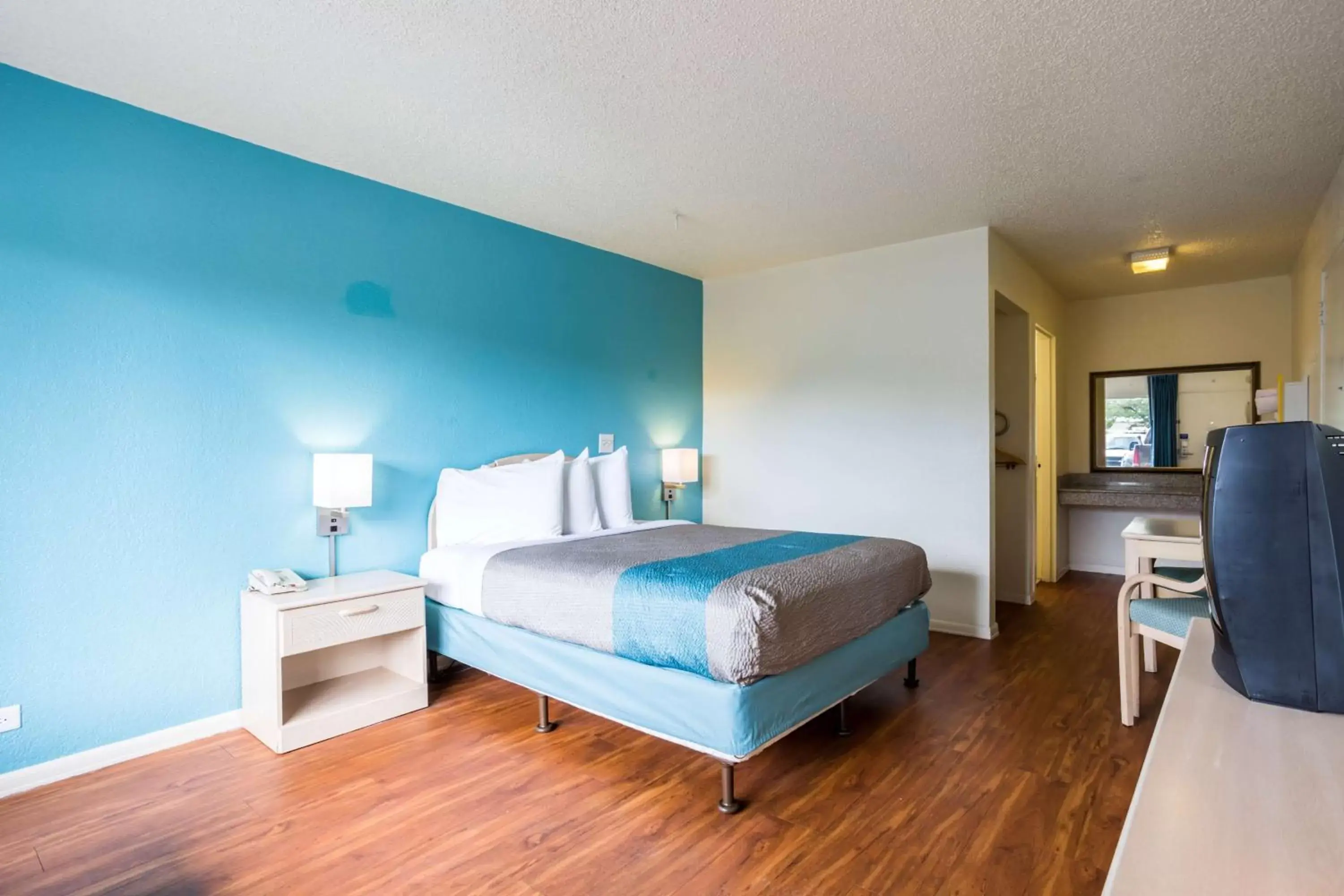 Bedroom, Room Photo in Motel 6-Spring Hill, FL - Weeki Wachee
