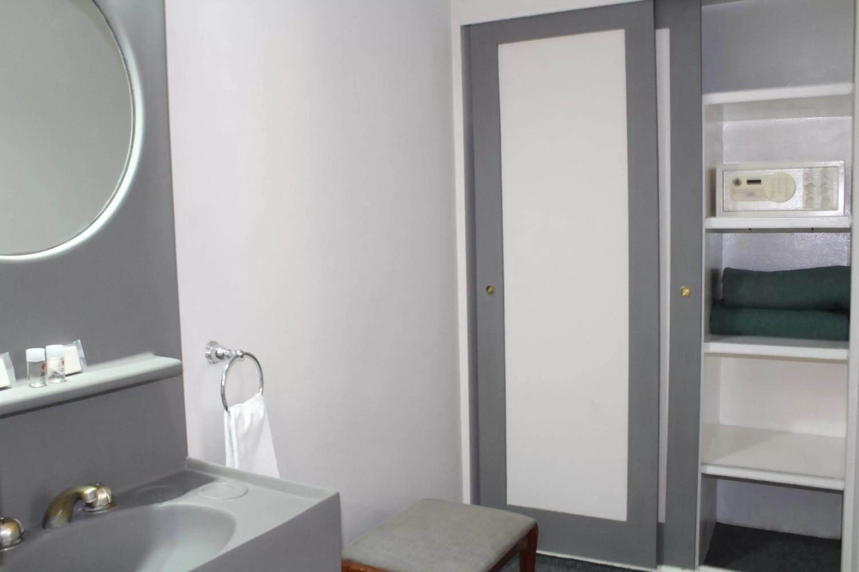 Bedroom, Bathroom in Hotel Canada