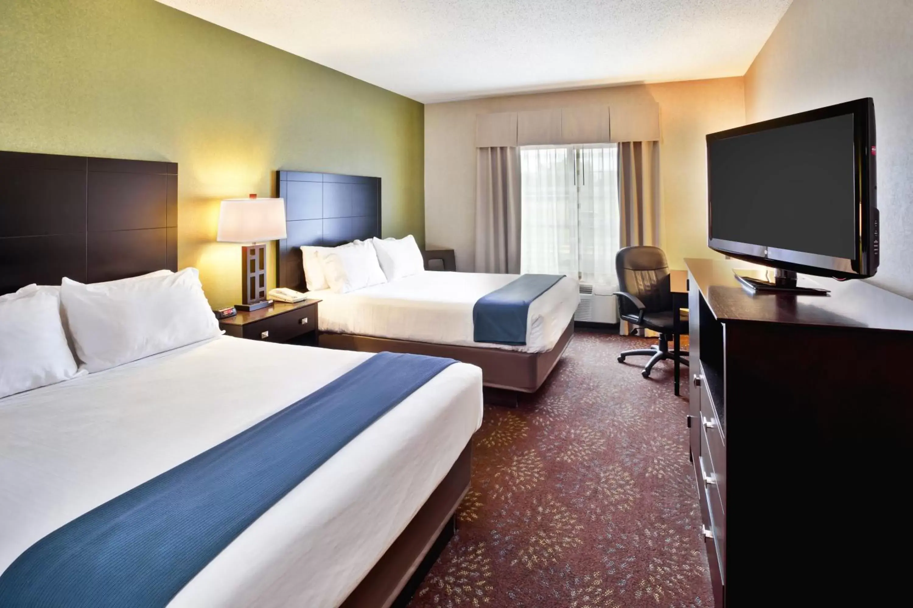 Photo of the whole room in Holiday Inn Express Hotel & Suites Woodhaven, an IHG Hotel