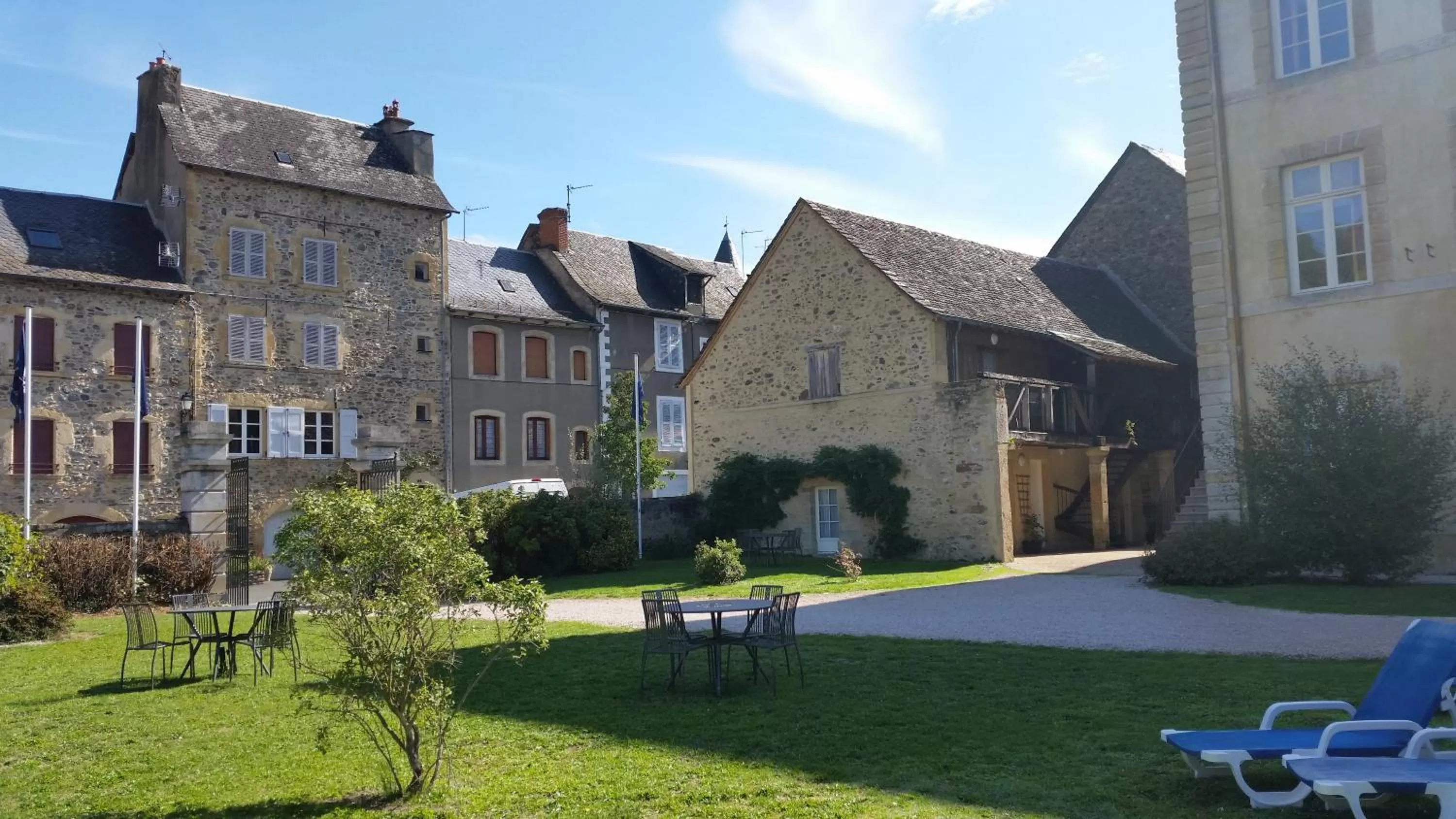 Property Building in Chateau Ricard