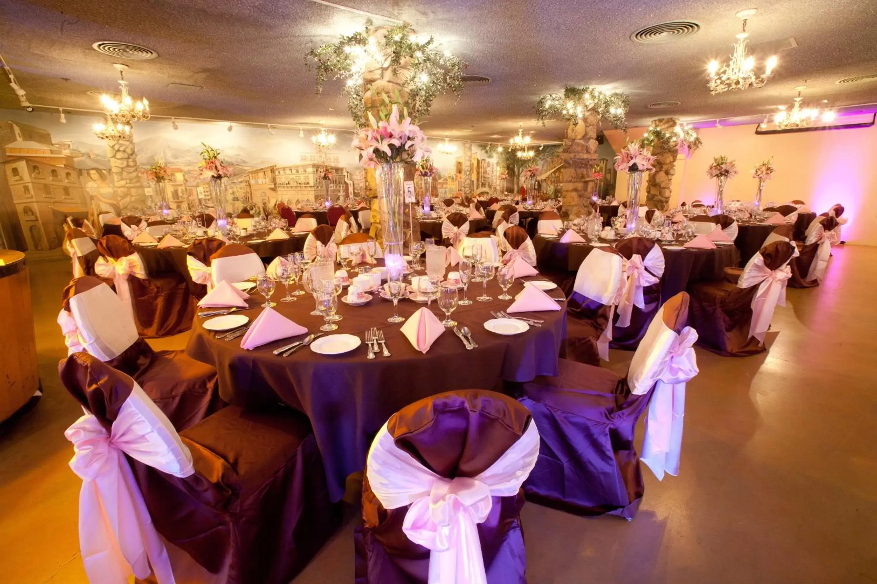 Restaurant/places to eat, Banquet Facilities in Madonna Inn
