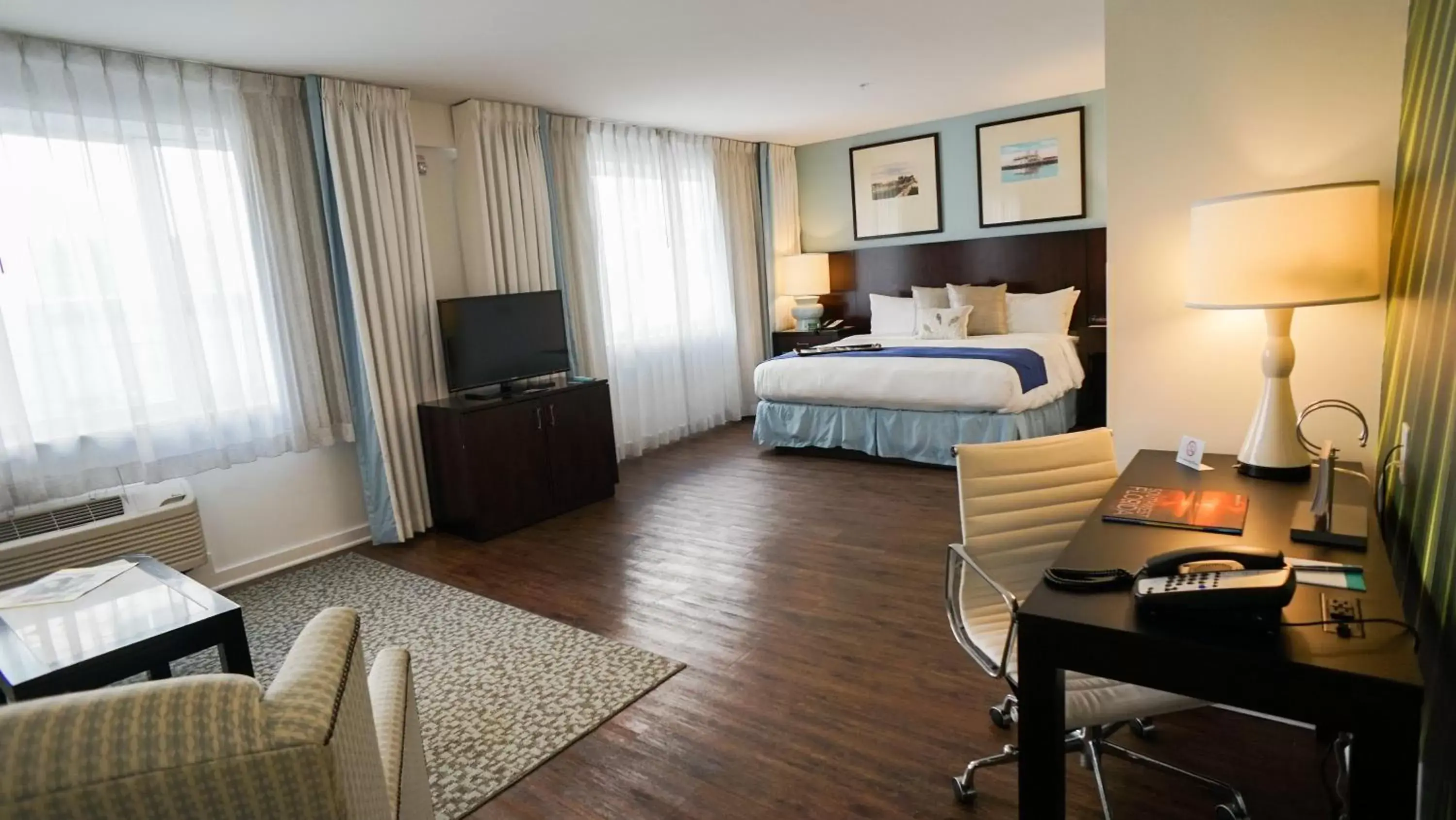 Photo of the whole room, Seating Area in The Banyan Hotel Fort Myers, Tapestry Collection by Hilton