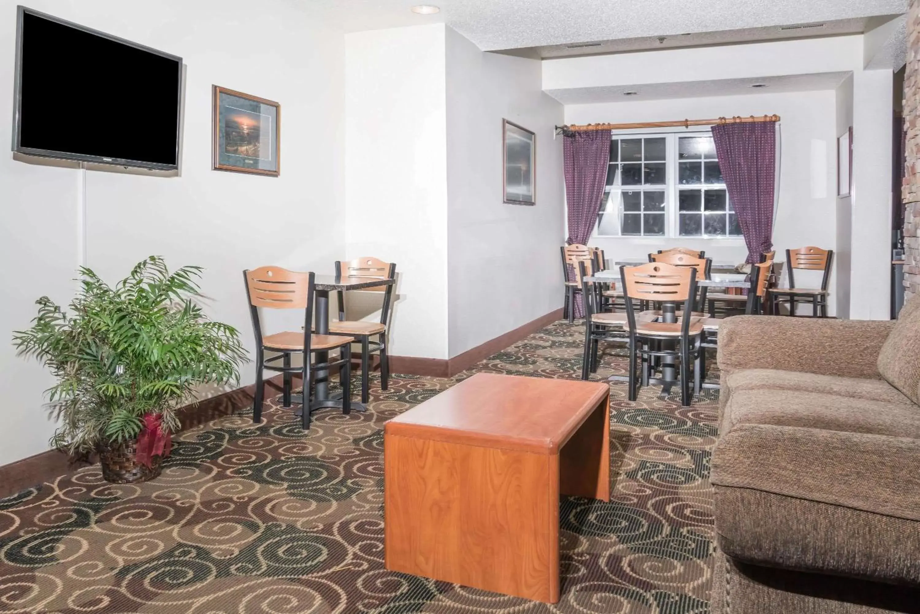 Lobby or reception, Lounge/Bar in Microtel Inn & Suites by Wyndham Rice Lake
