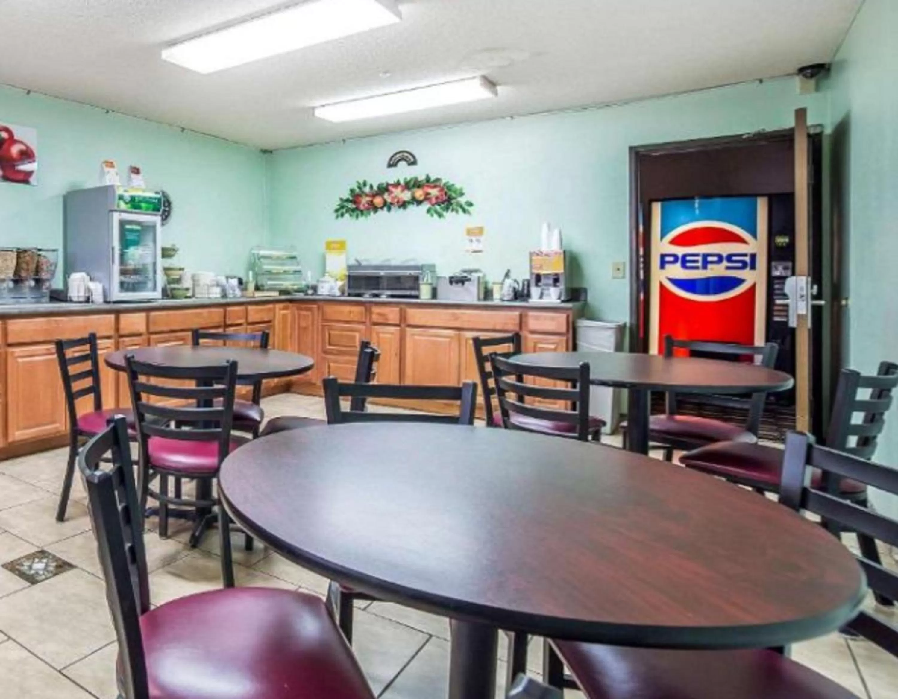 Breakfast in FairBridge Inn & Suites Sunnyside