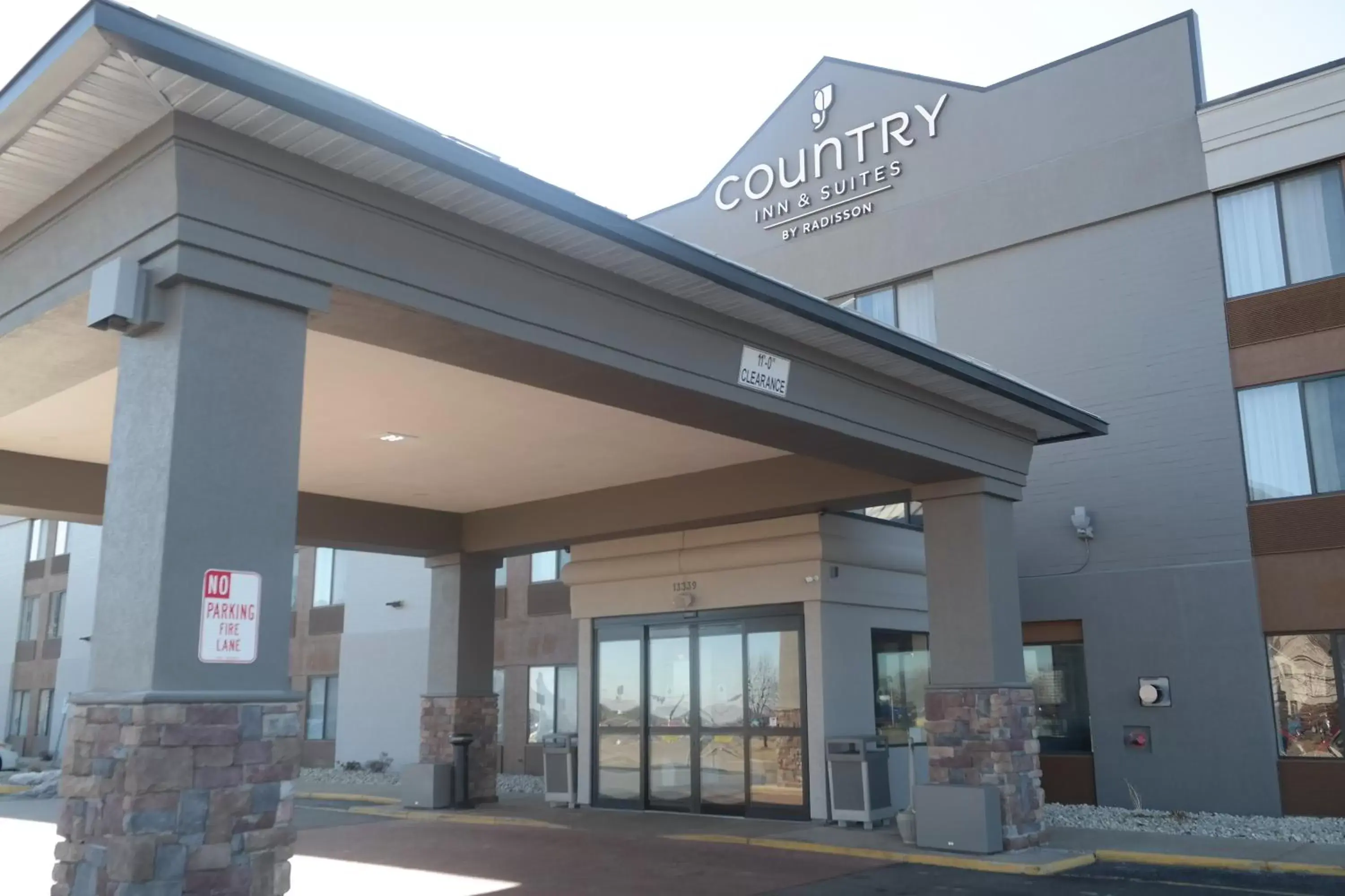 Facade/entrance in Country Inn & Suites by Radisson, Mt. Pleasant-Racine West, WI