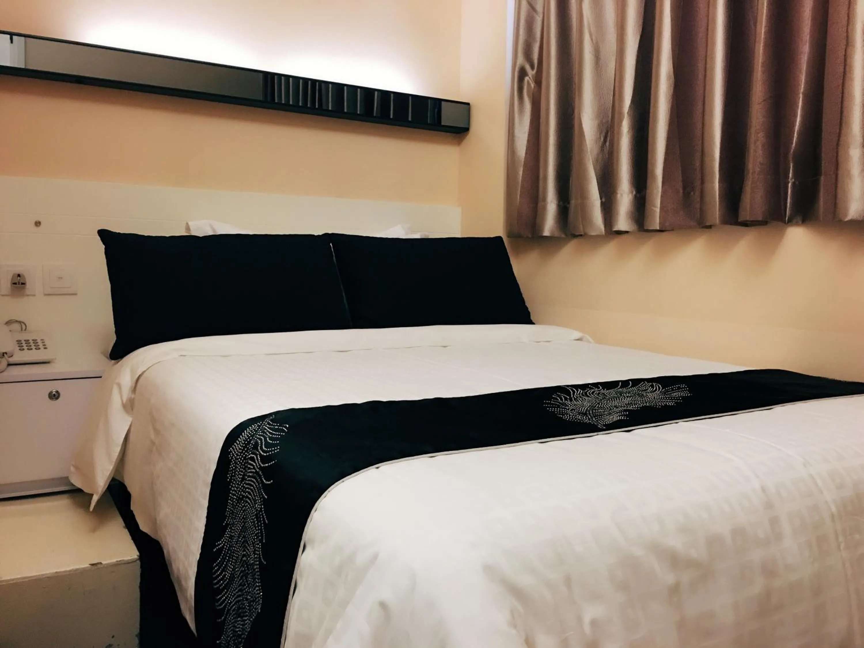 Bed in Seasons Hotel - Causeway Bay