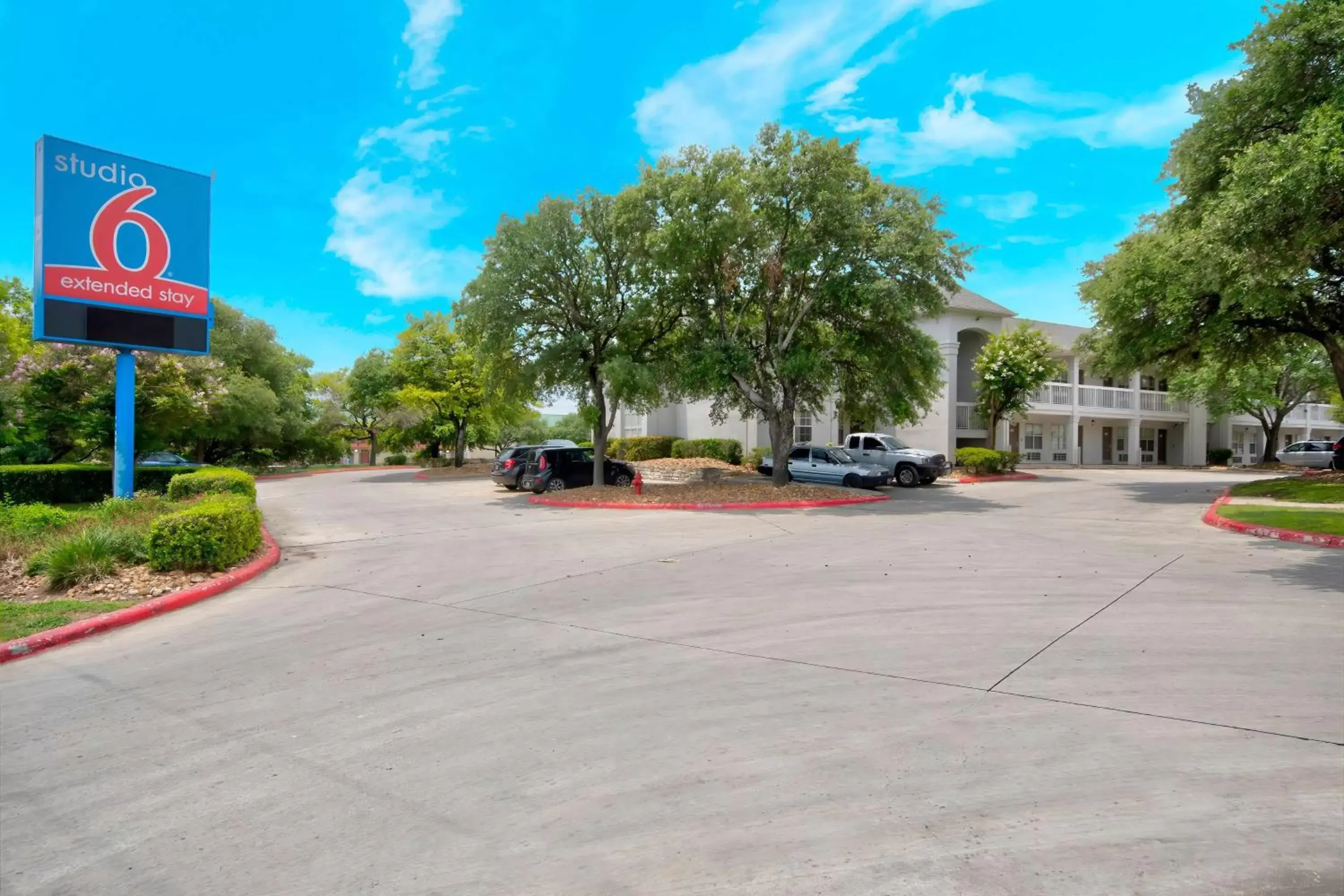 Property building in Studio 6-San Antonio, TX - Six Flags Property building in Studio 6-San Antonio, TX - Six Flags