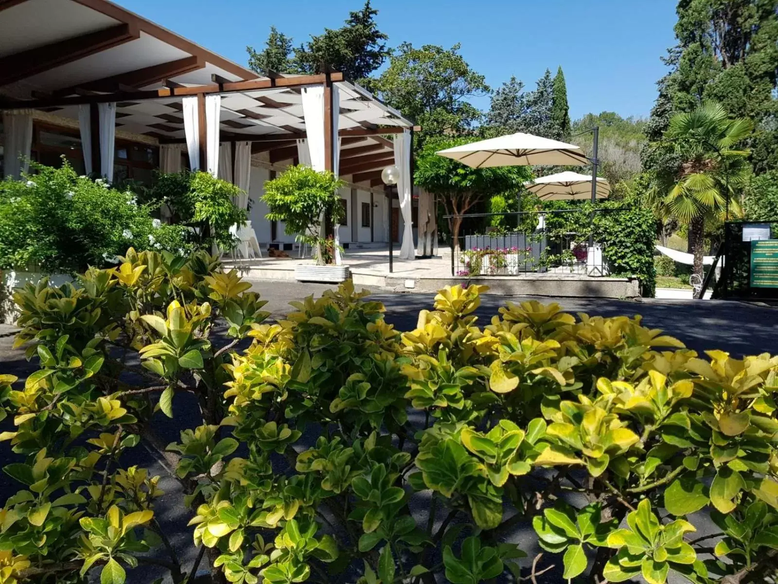 Property building in Hotel Boomerang Property building in Hotel Boomerang