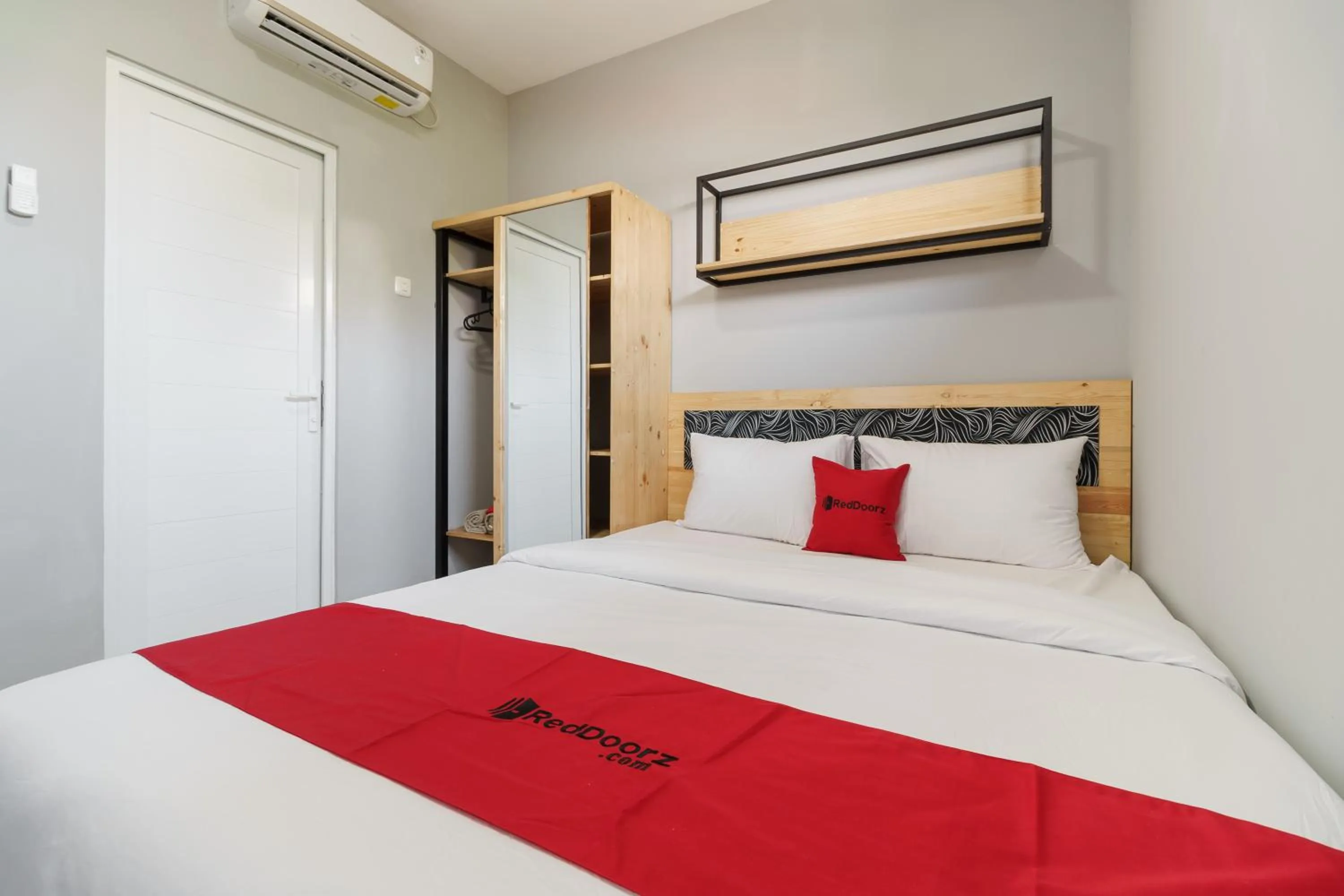 Bedroom in RedDoorz near Plaza Atrium Senen