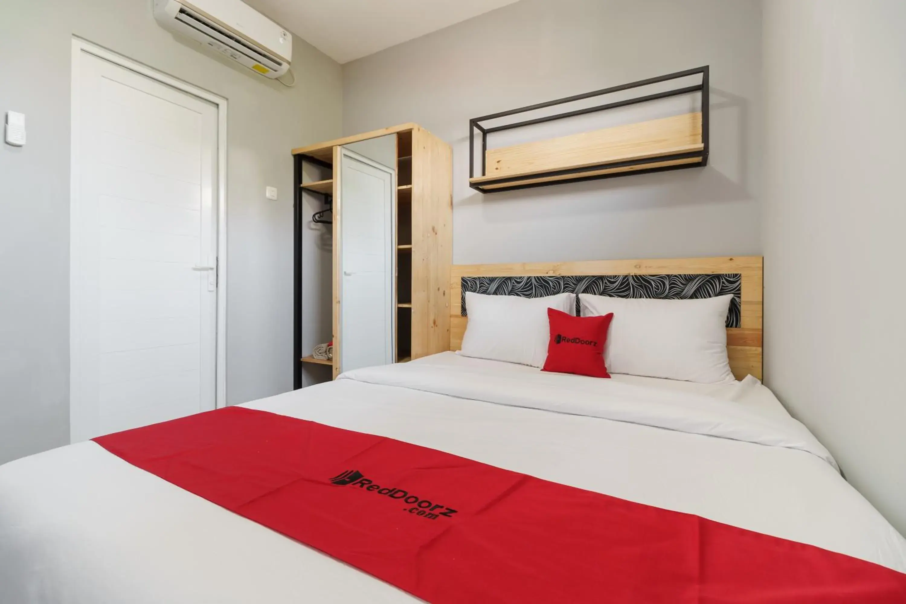 Double Room in RedDoorz near Plaza Atrium Senen Double Room in RedDoorz near Plaza Atrium Senen