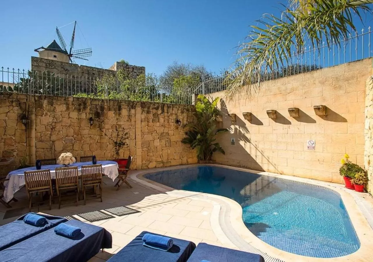 Pool view in Betty Cake B&B