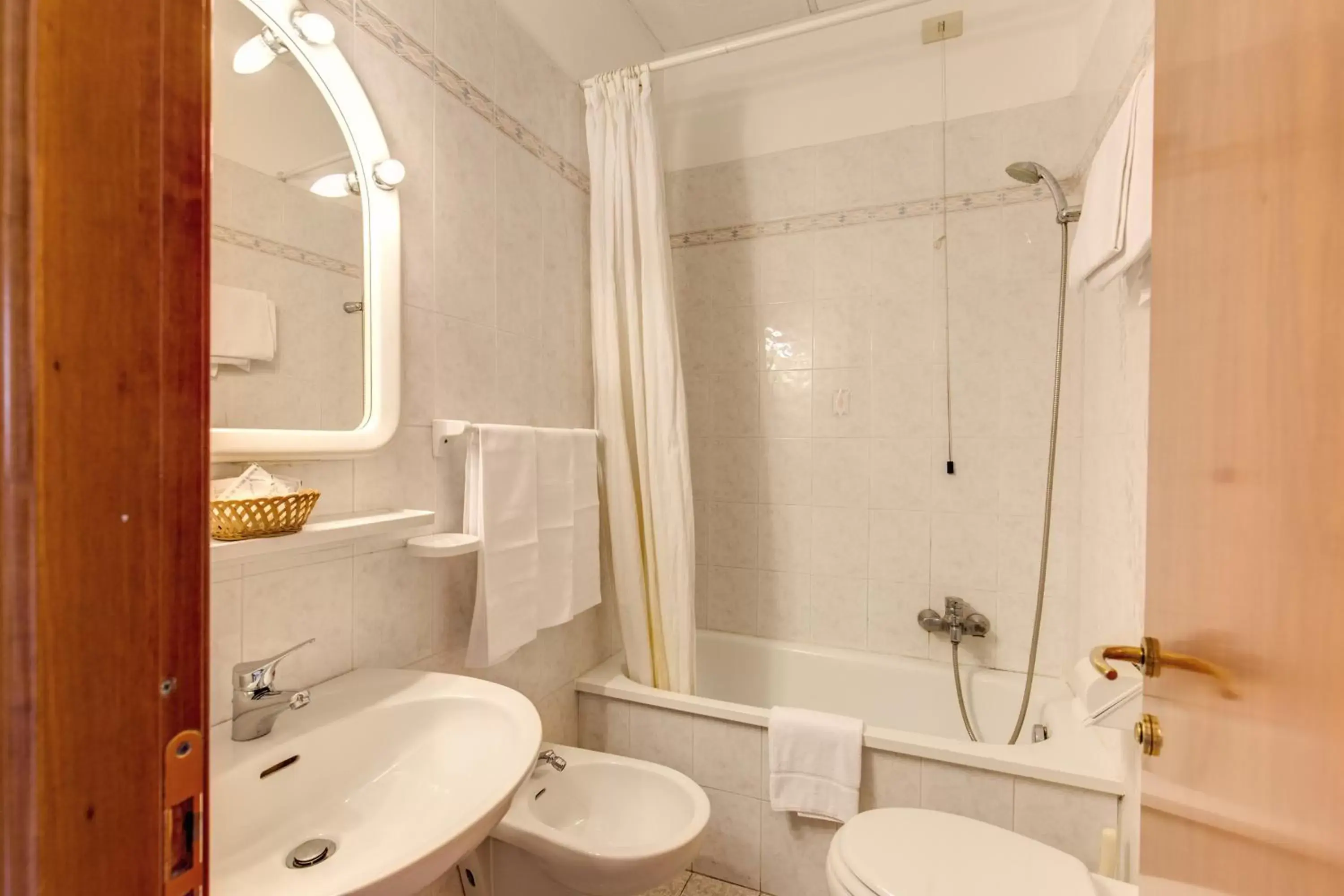 Shower, Bathroom in Hotel Contilia