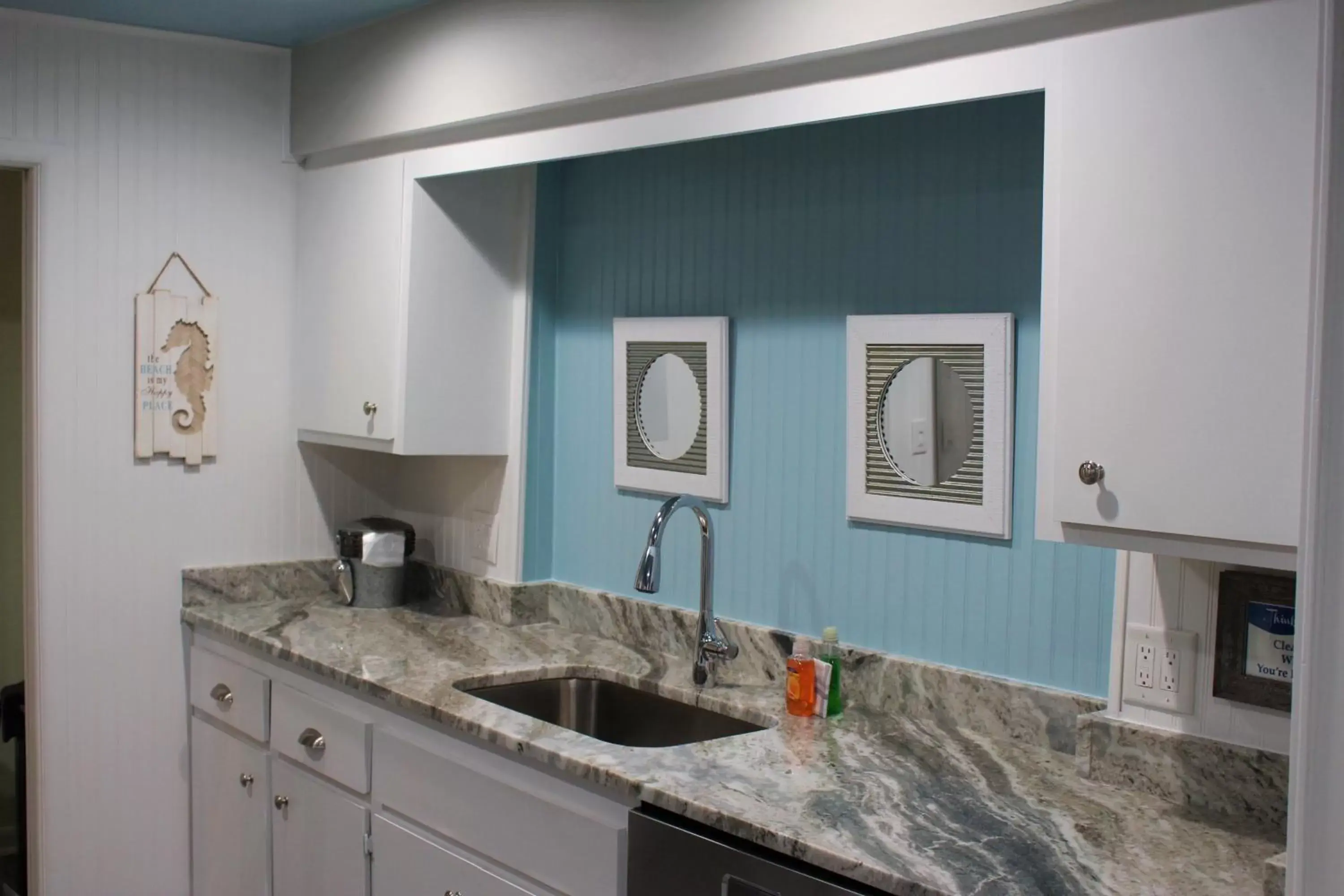 Kitchen or kitchenette, Kitchen/Kitchenette in Latitude 26 Waterfront Boutique Resort - Fort Myers Beach