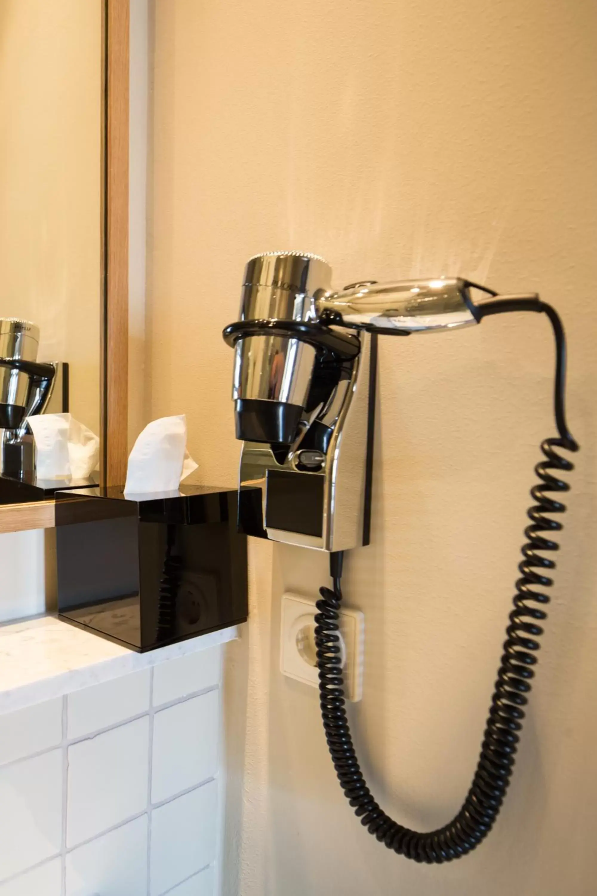 Bathroom, TV/Entertainment Center in Monbijou Hotel