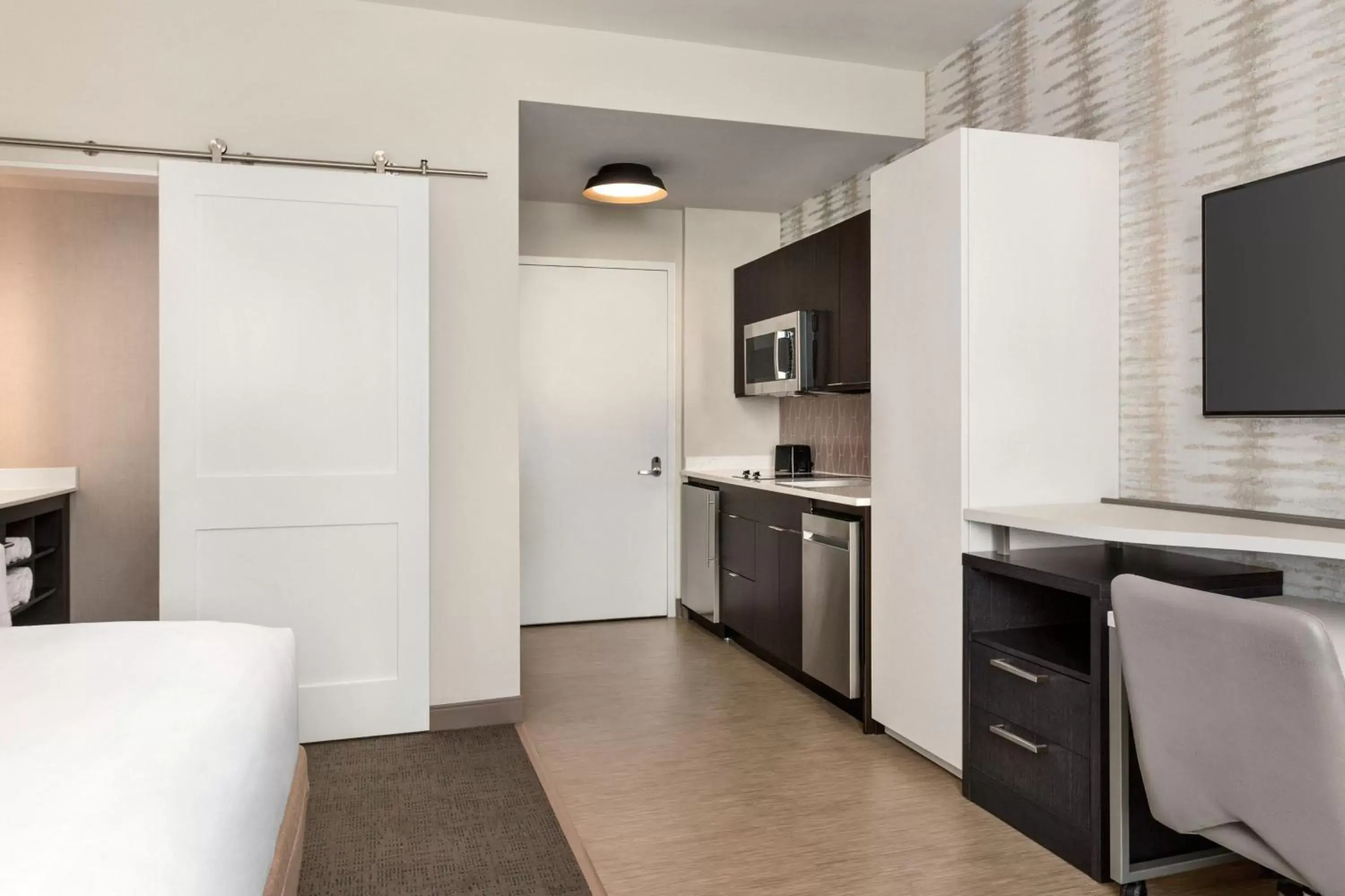 Photo of the whole room, Kitchen/Kitchenette in Residence Inn by Marriott New York JFK Airport