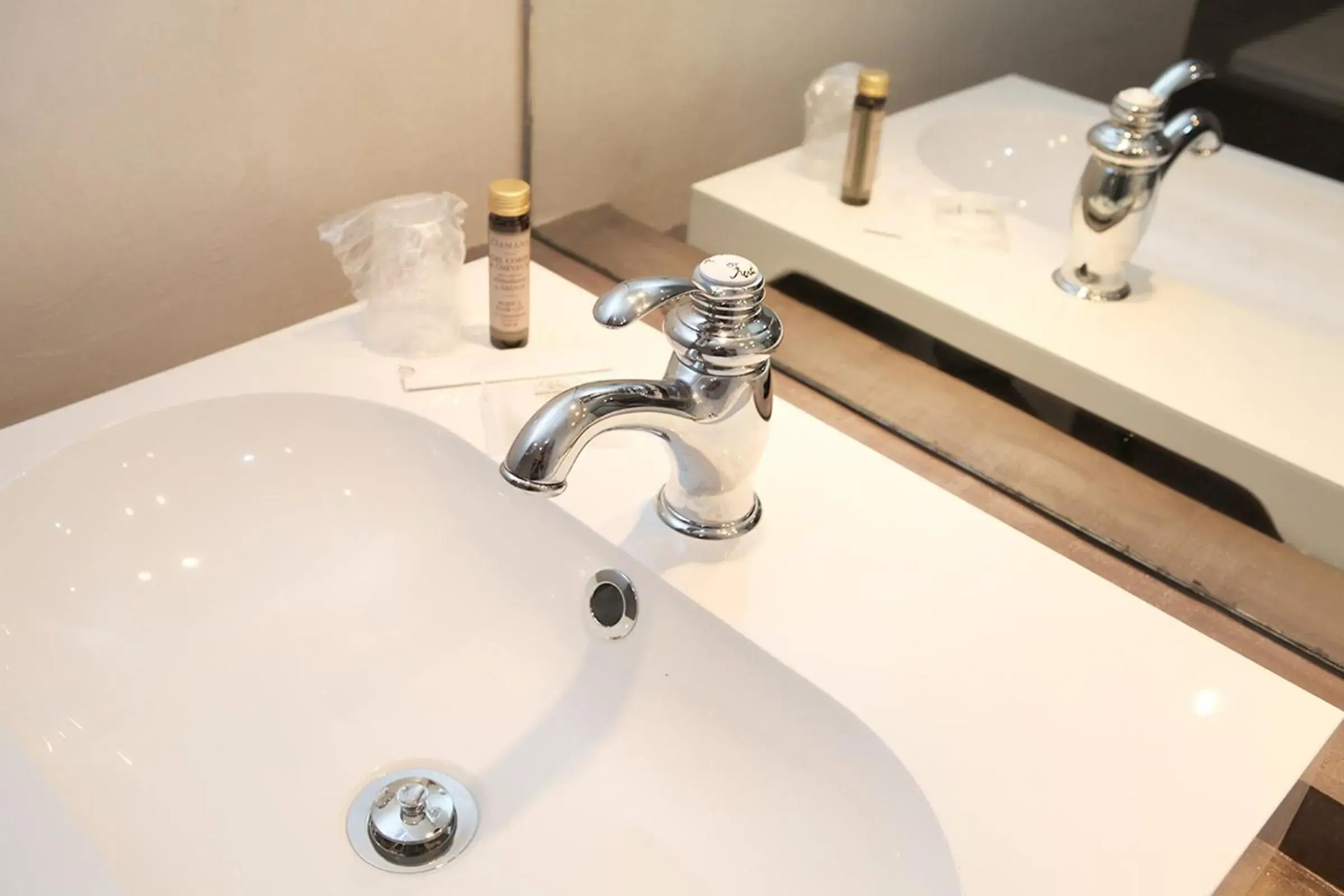 Bathroom in Hôtel Le Roncevaux