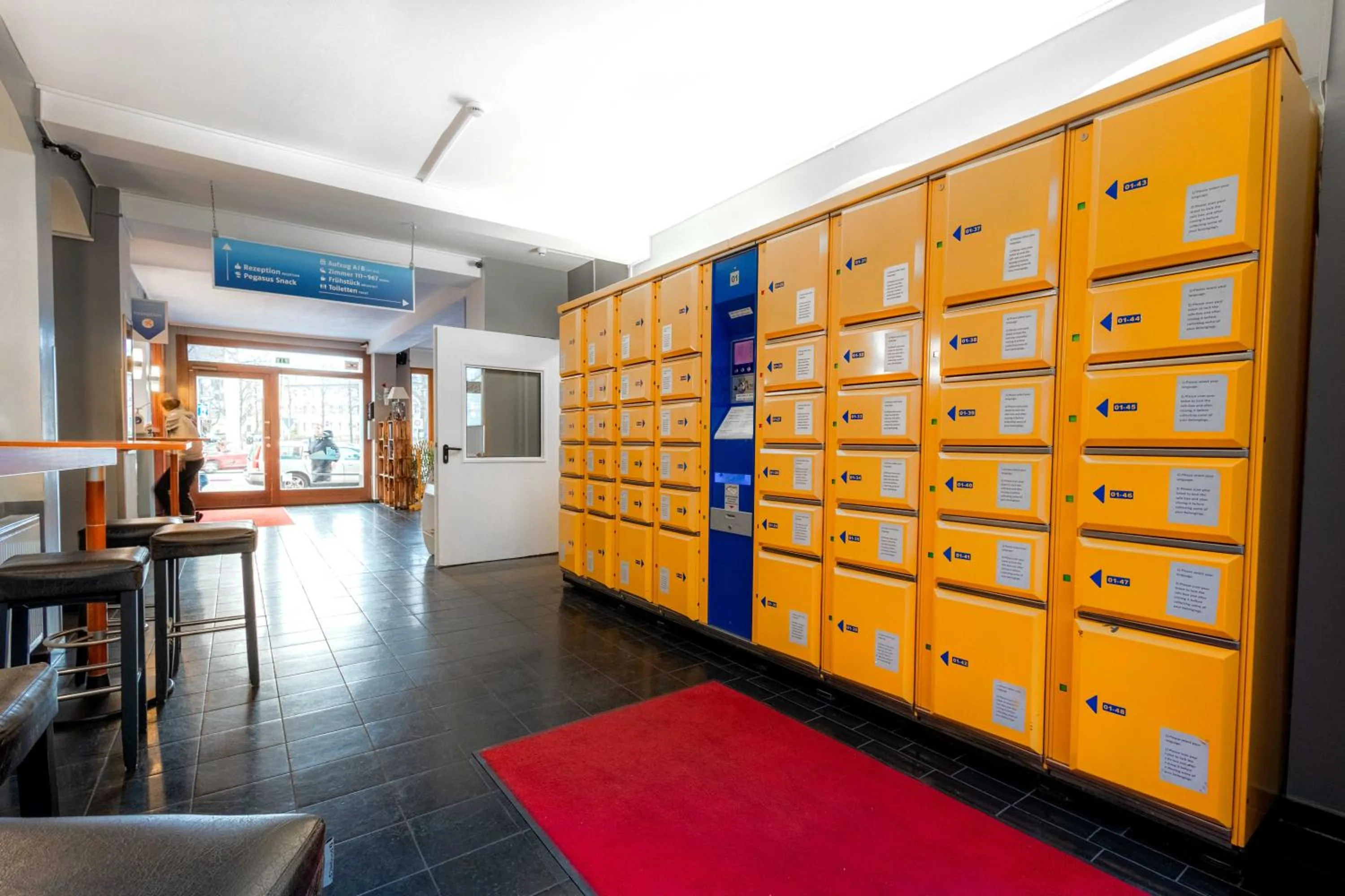 microwave in Pegasus Hostel Berlin