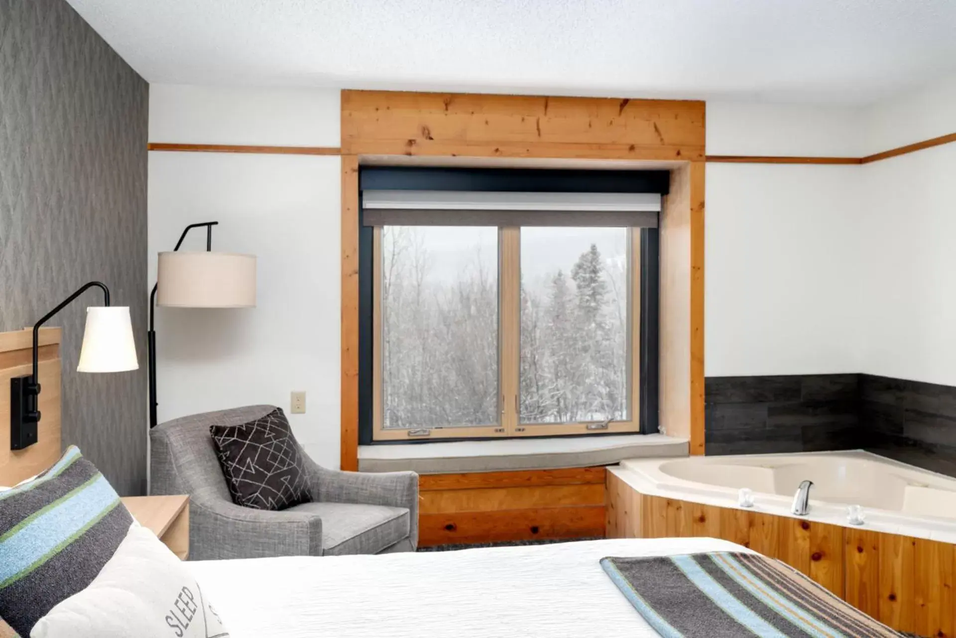 Seating area, Bed in Caribou Highlands Lodge