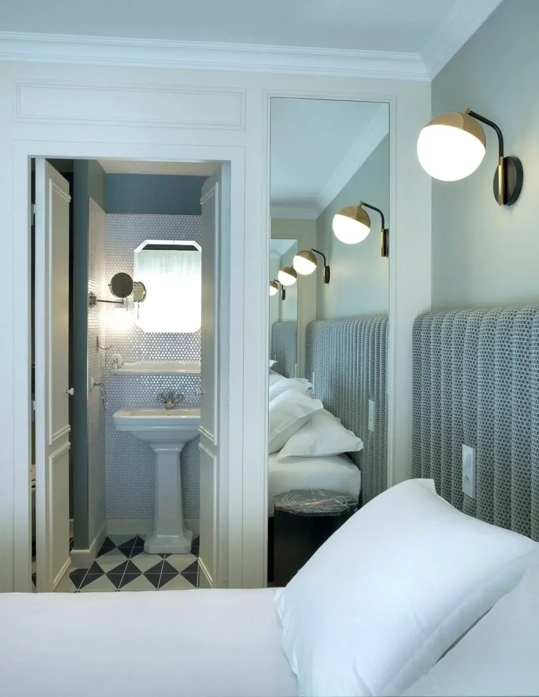 Bedroom, Bathroom in Hotel Bachaumont