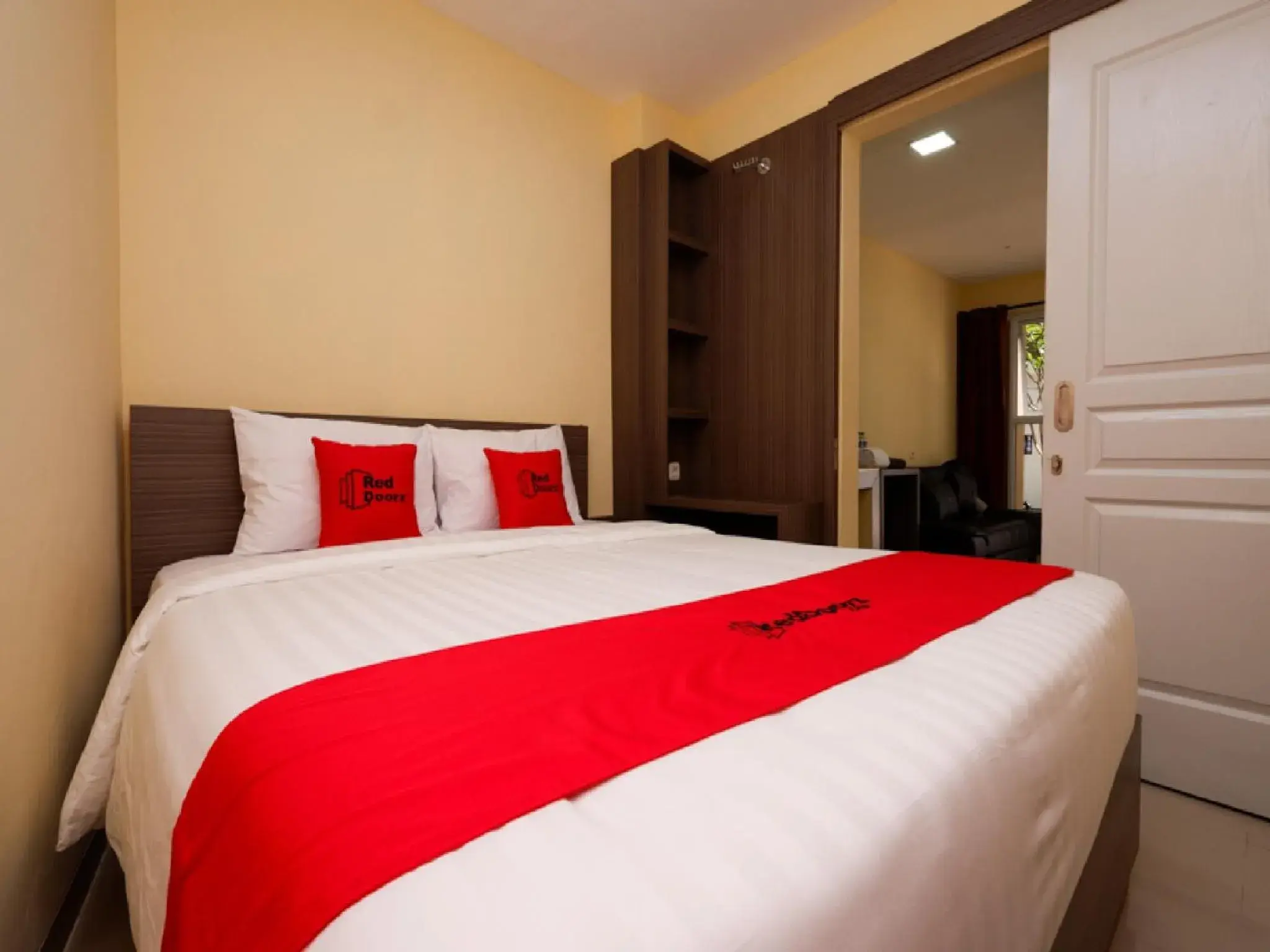 Bedroom, Bed in RedDoorz Plus near Paragon Mall Semarang