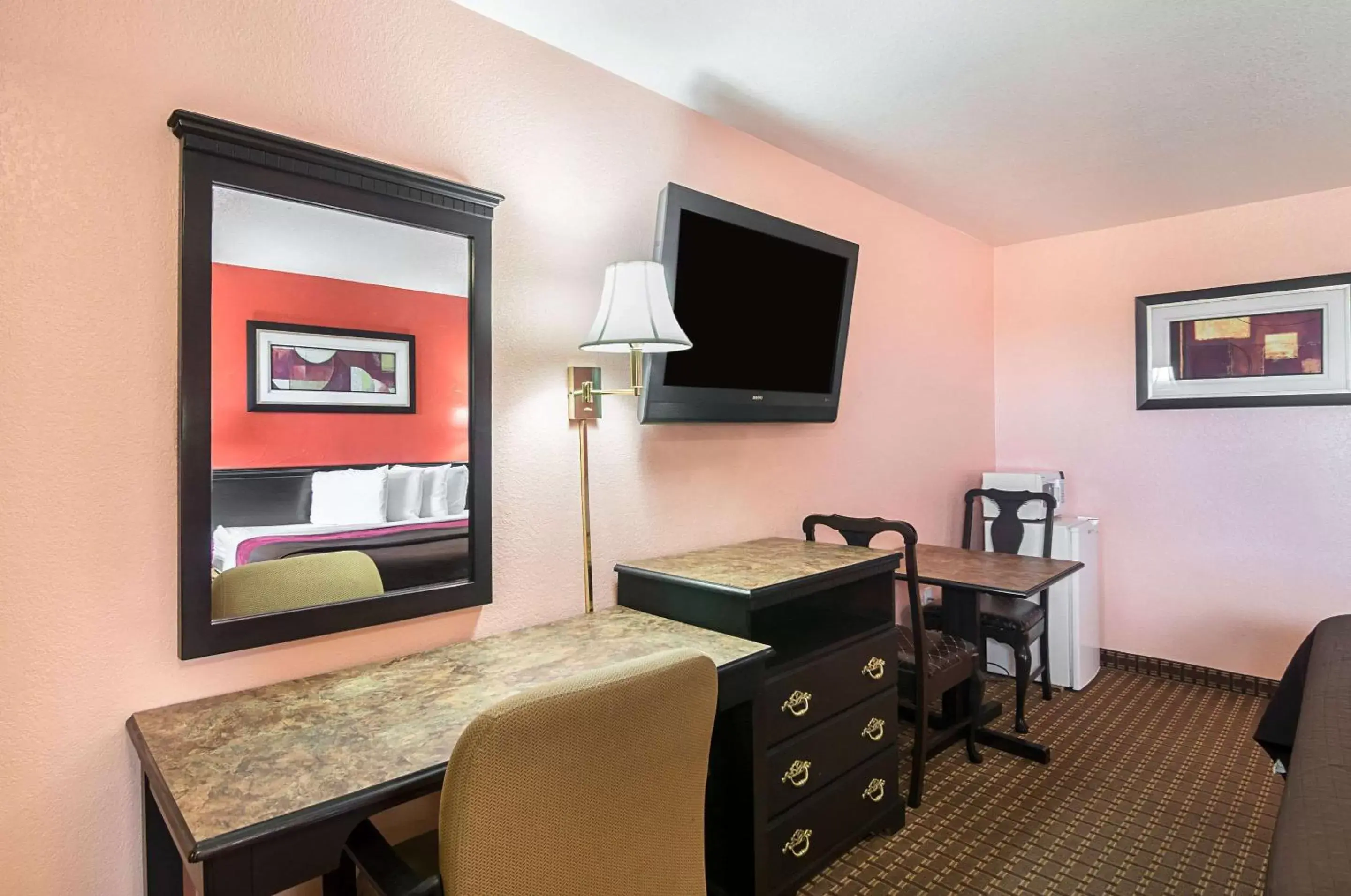 Photo of the whole room, TV/Entertainment Center in Econo Lodge Dalhart Hwy 54 - Hwy 287