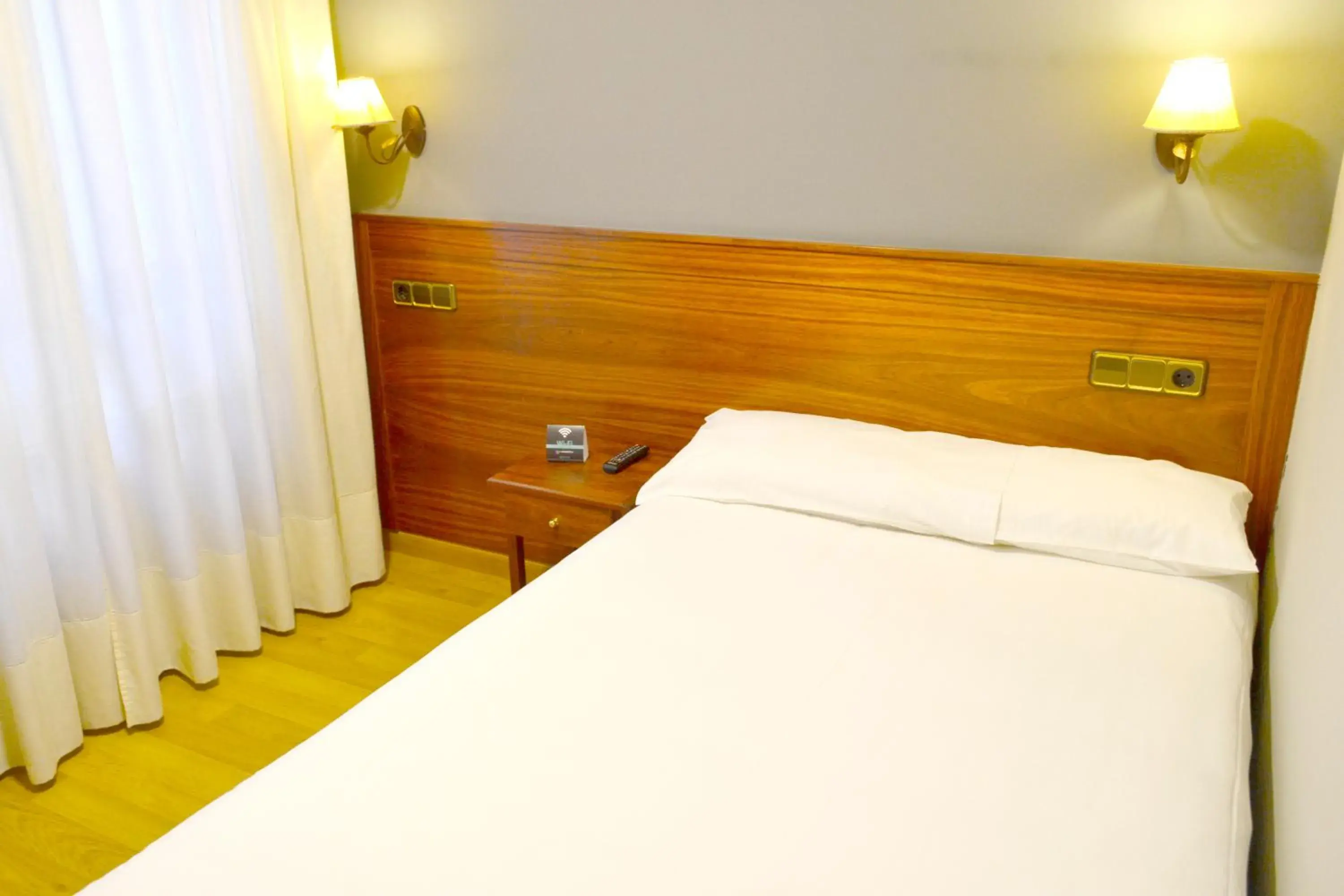 Bedroom, Bed in Hotel Los Templarios