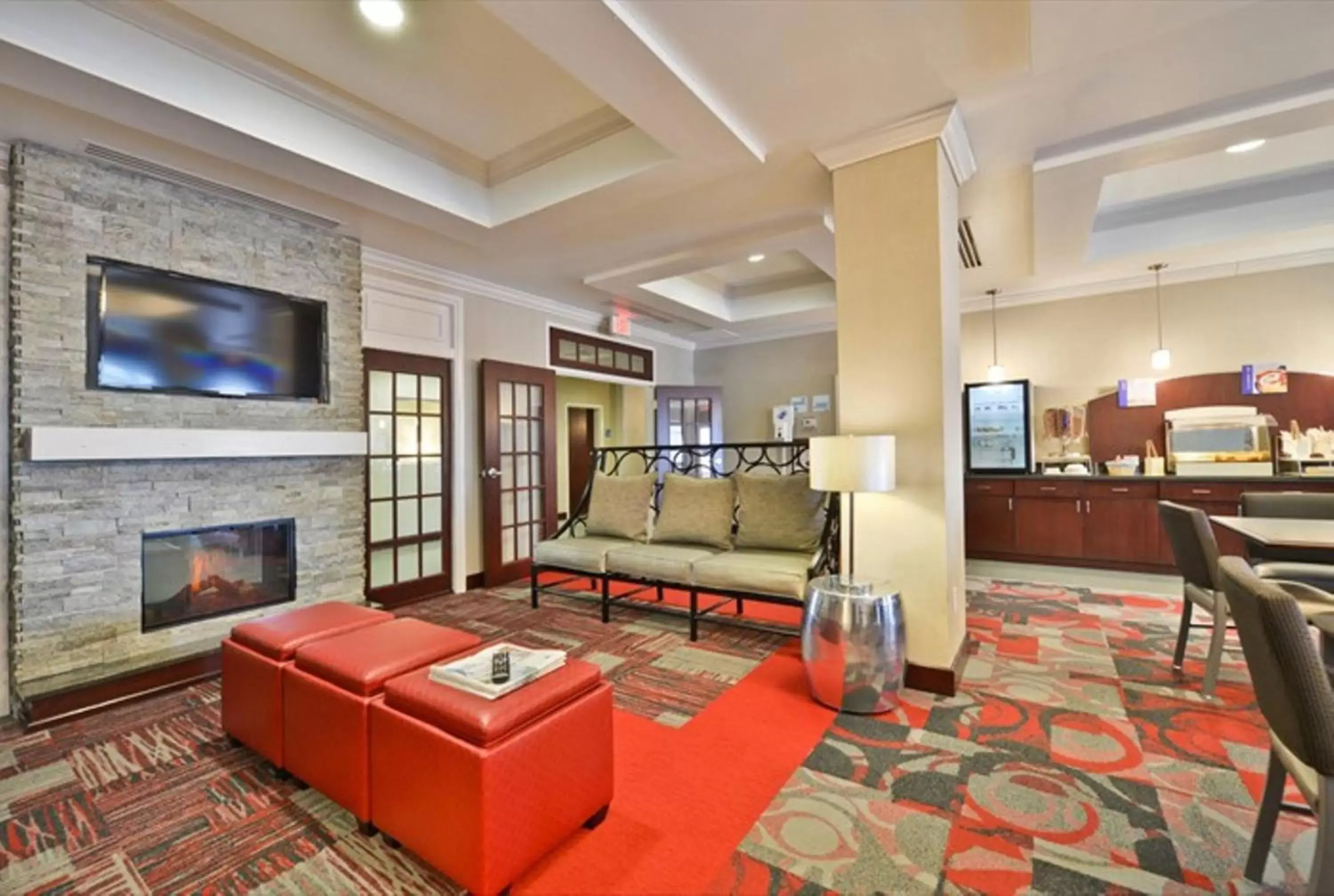 Breakfast, Seating Area in Holiday Inn Express & Suites Utica, an IHG Hotel