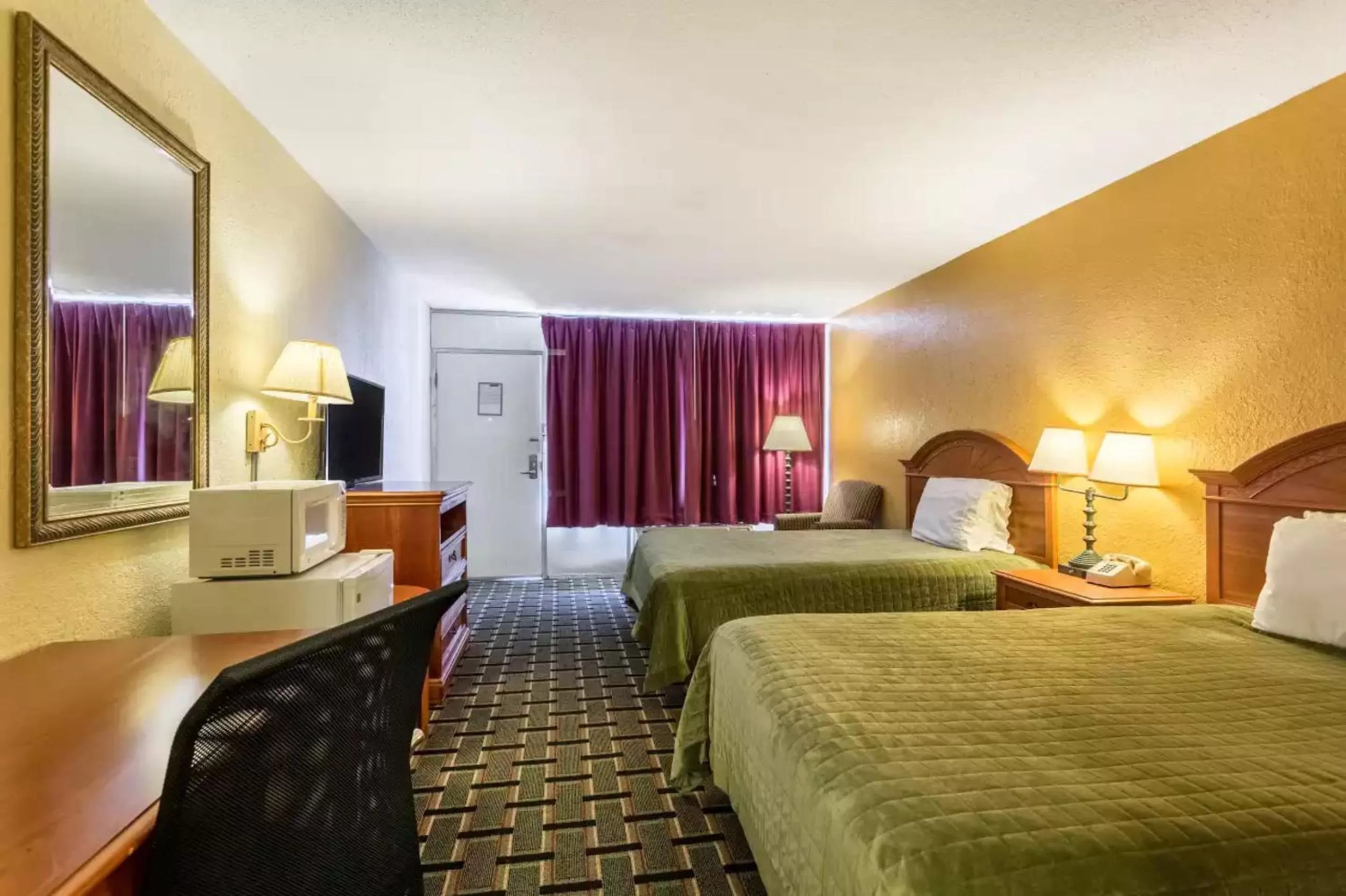 Photo of the whole room, Bed in Rodeway Inn Denmark-Jackson