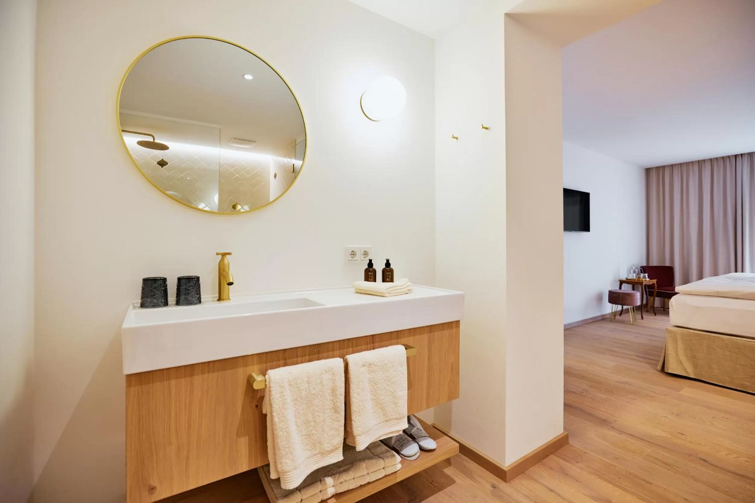 Bathroom, Bed in Boutiquehotel Zum Goldenen Hirschen