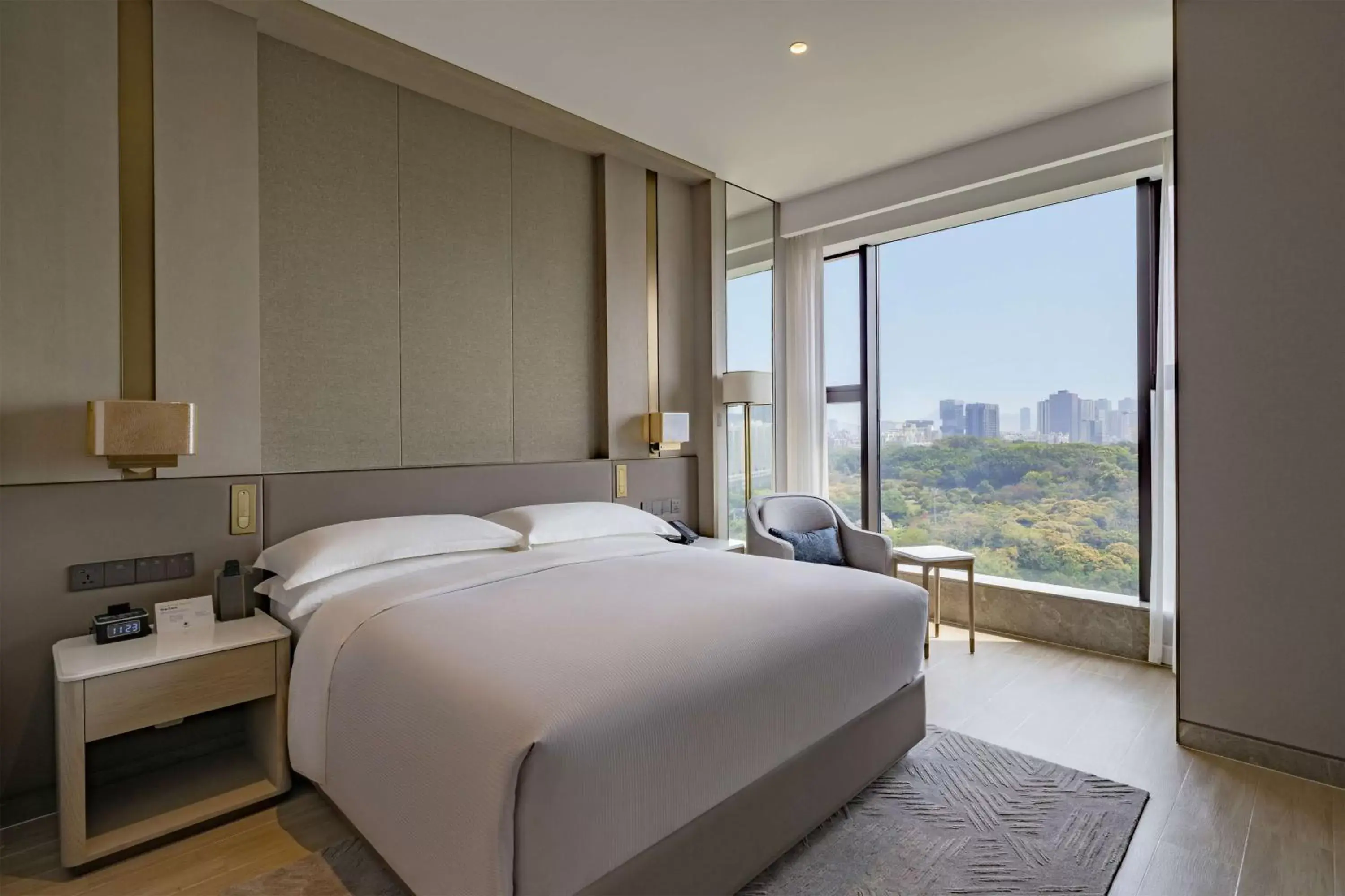 Bed in DoubleTree By Hilton Shenzhen Nanshan Hotel & Residences
