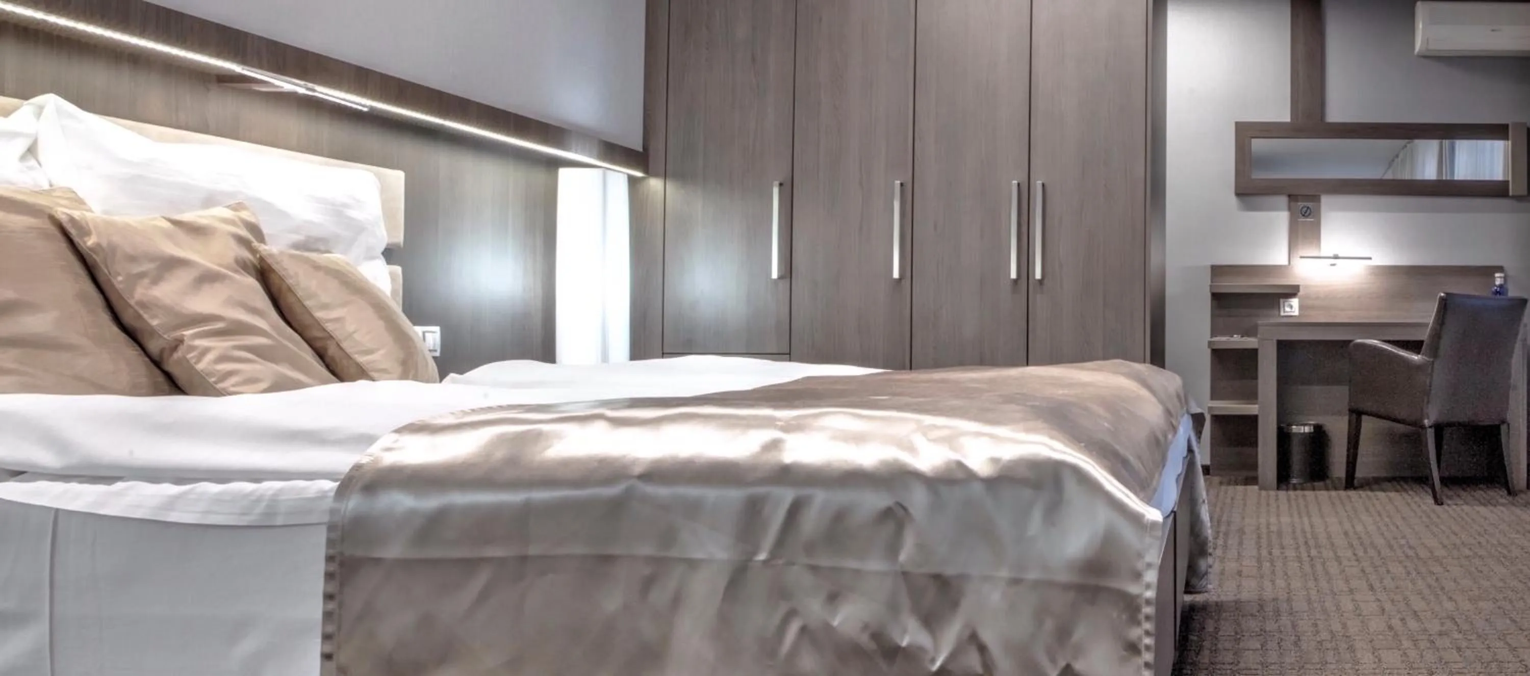 Bed in Volcano Spa Hotel