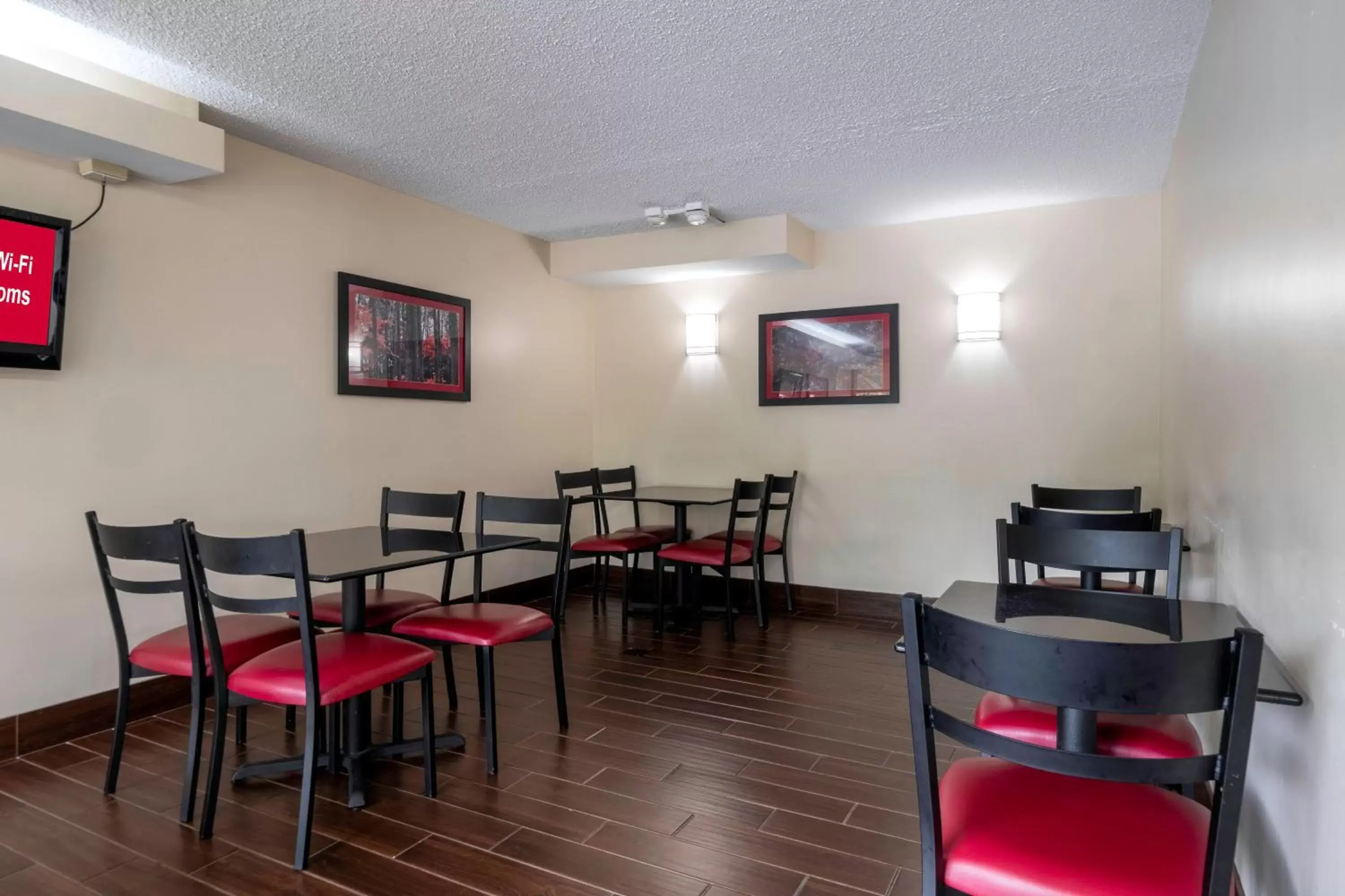 Lobby or reception, Restaurant/Places to Eat in Red Roof Inn Charlottesville