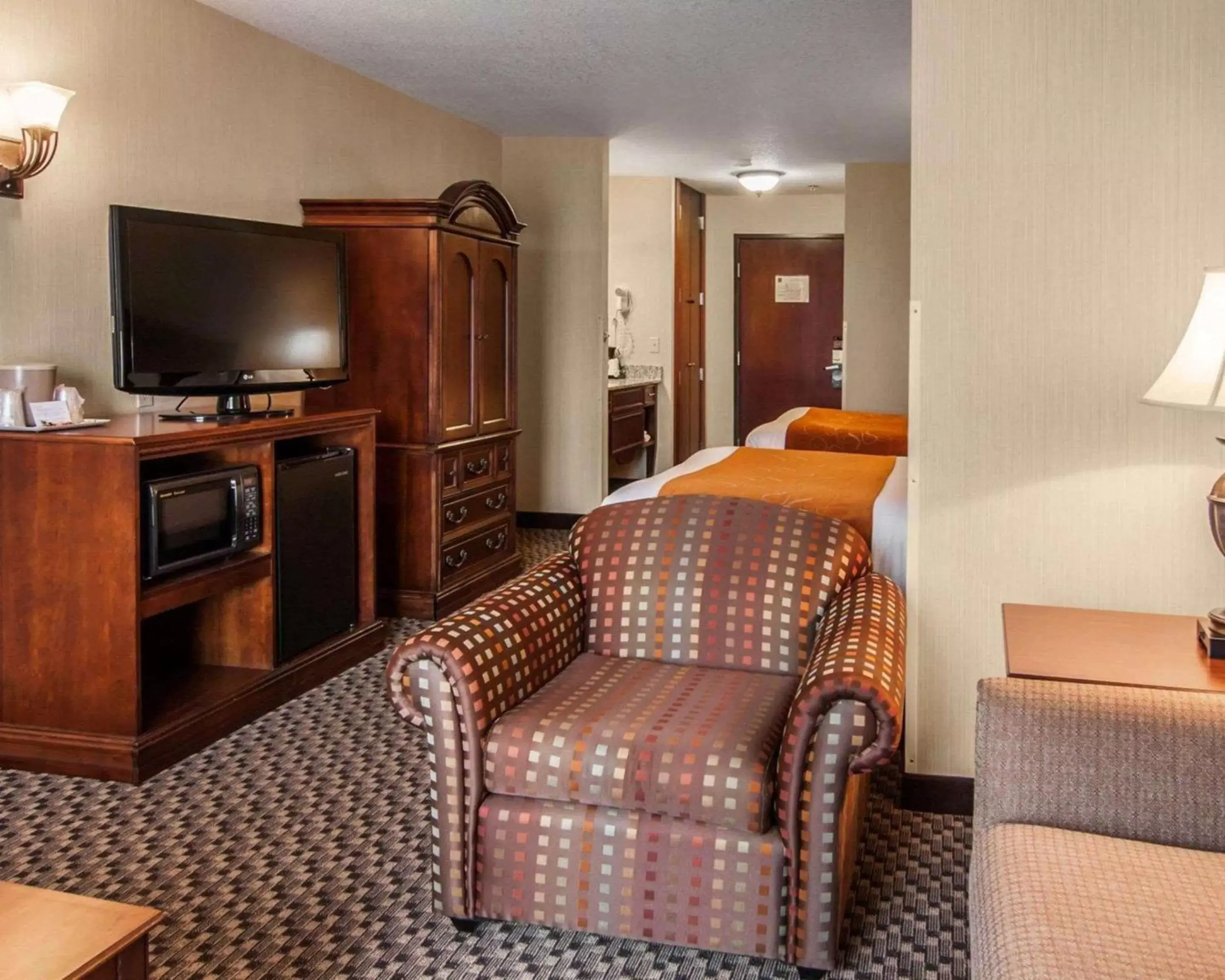 Photo of the whole room, Seating Area in Comfort Suites Corvallis