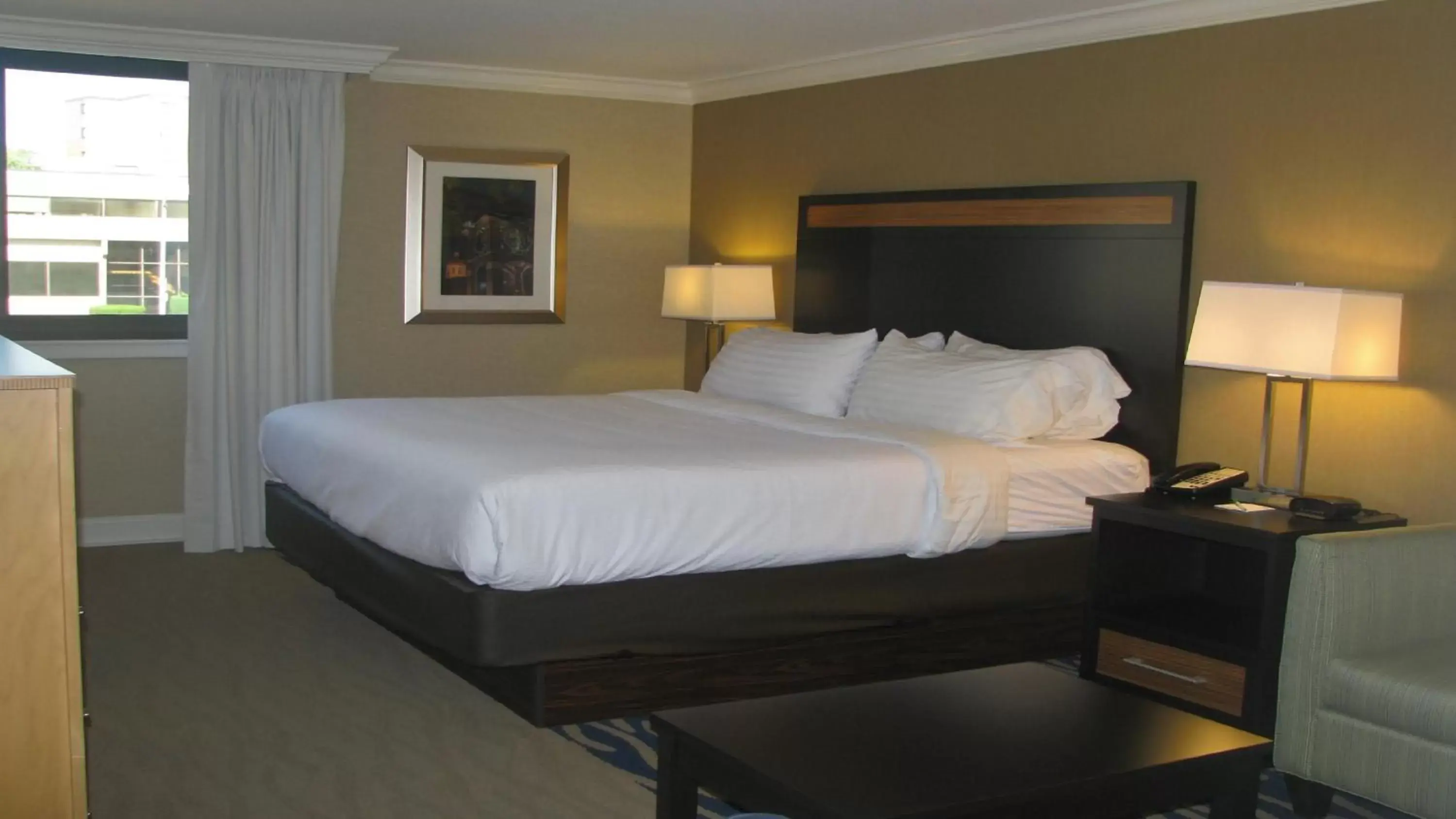 Photo of the whole room, Bed in Holiday Inn Concord Downtown, an IHG Hotel