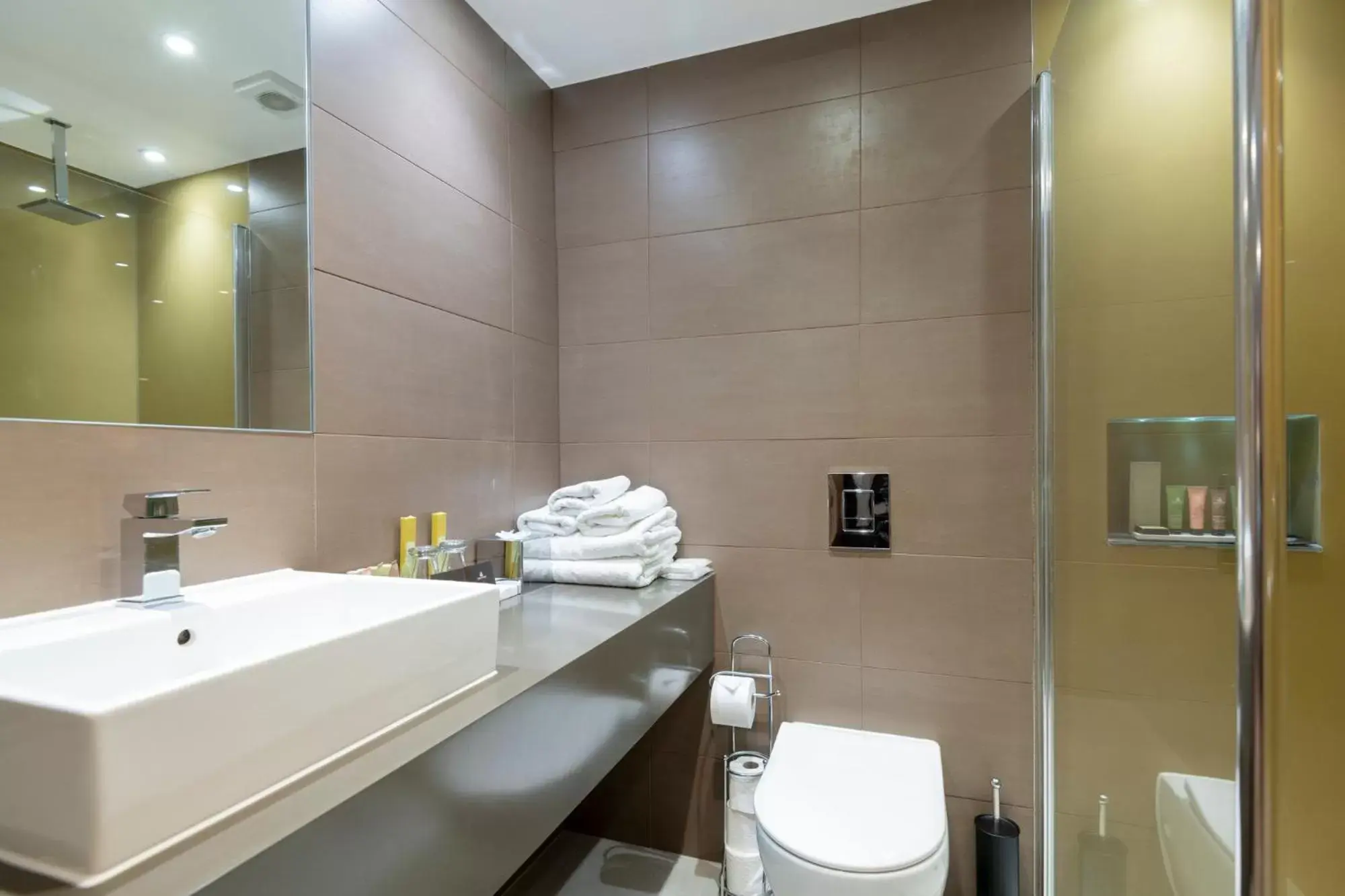 Shower, Bathroom in Donnington Manor Hotel