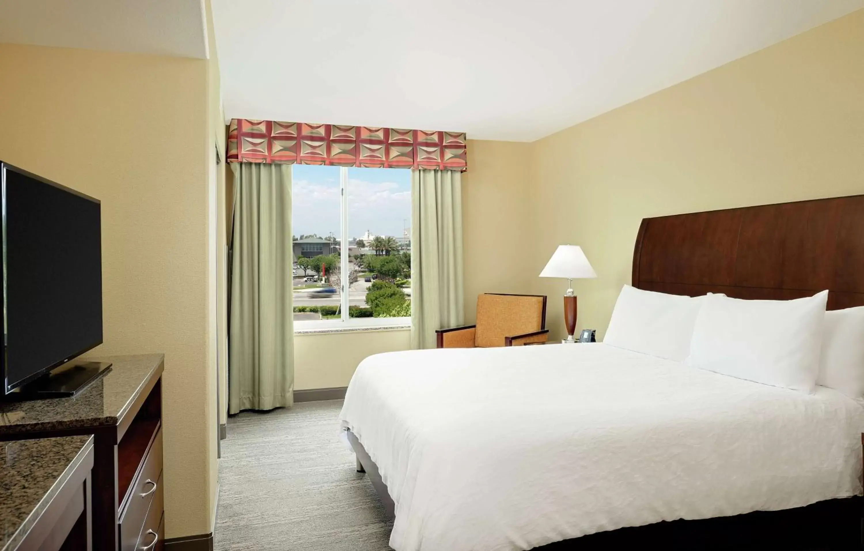 Bedroom, Bed in Hilton Garden Inn Fontana