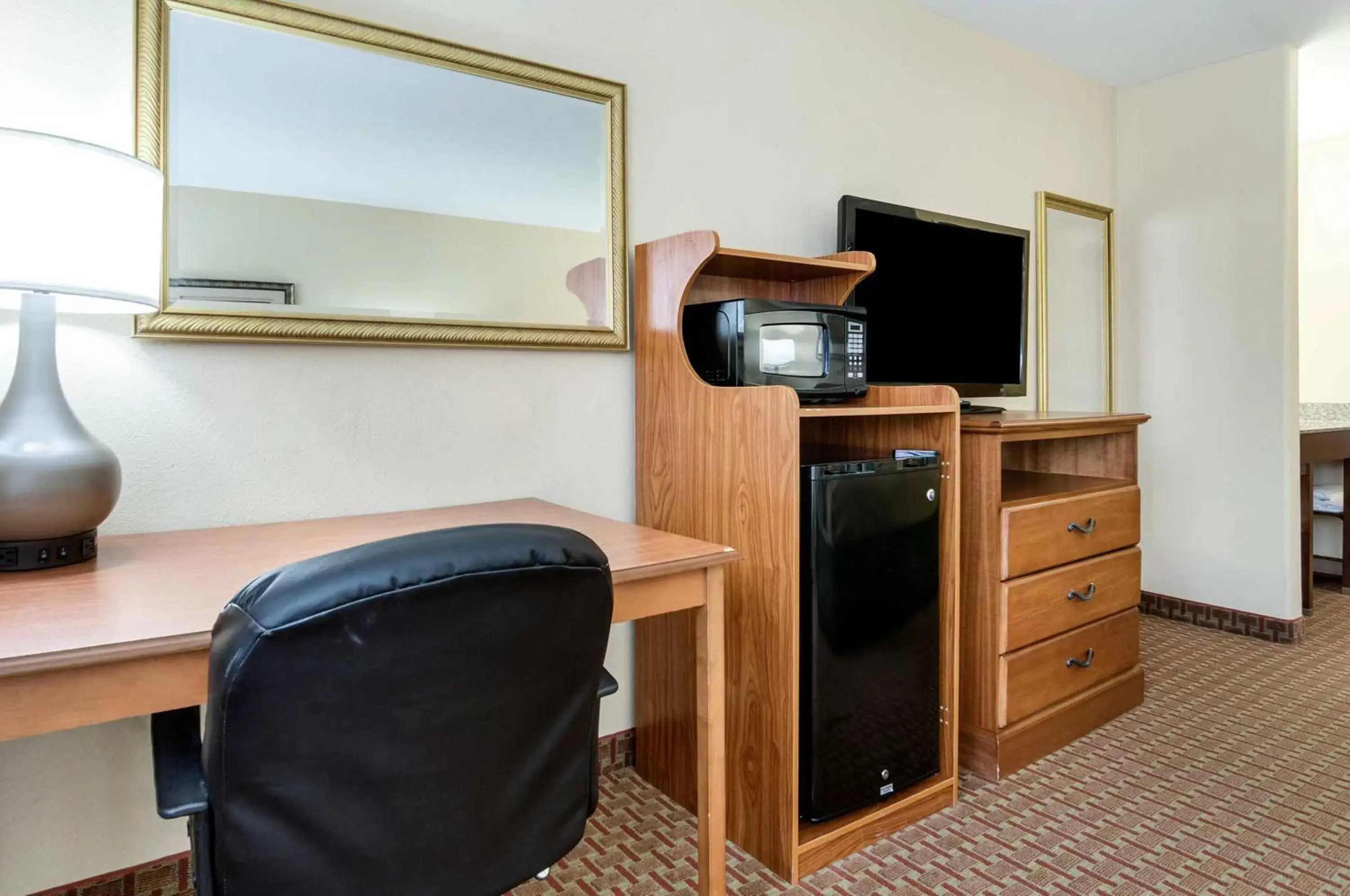 Bedroom, TV/Entertainment Center in Super 8 by Wyndham Great Bend