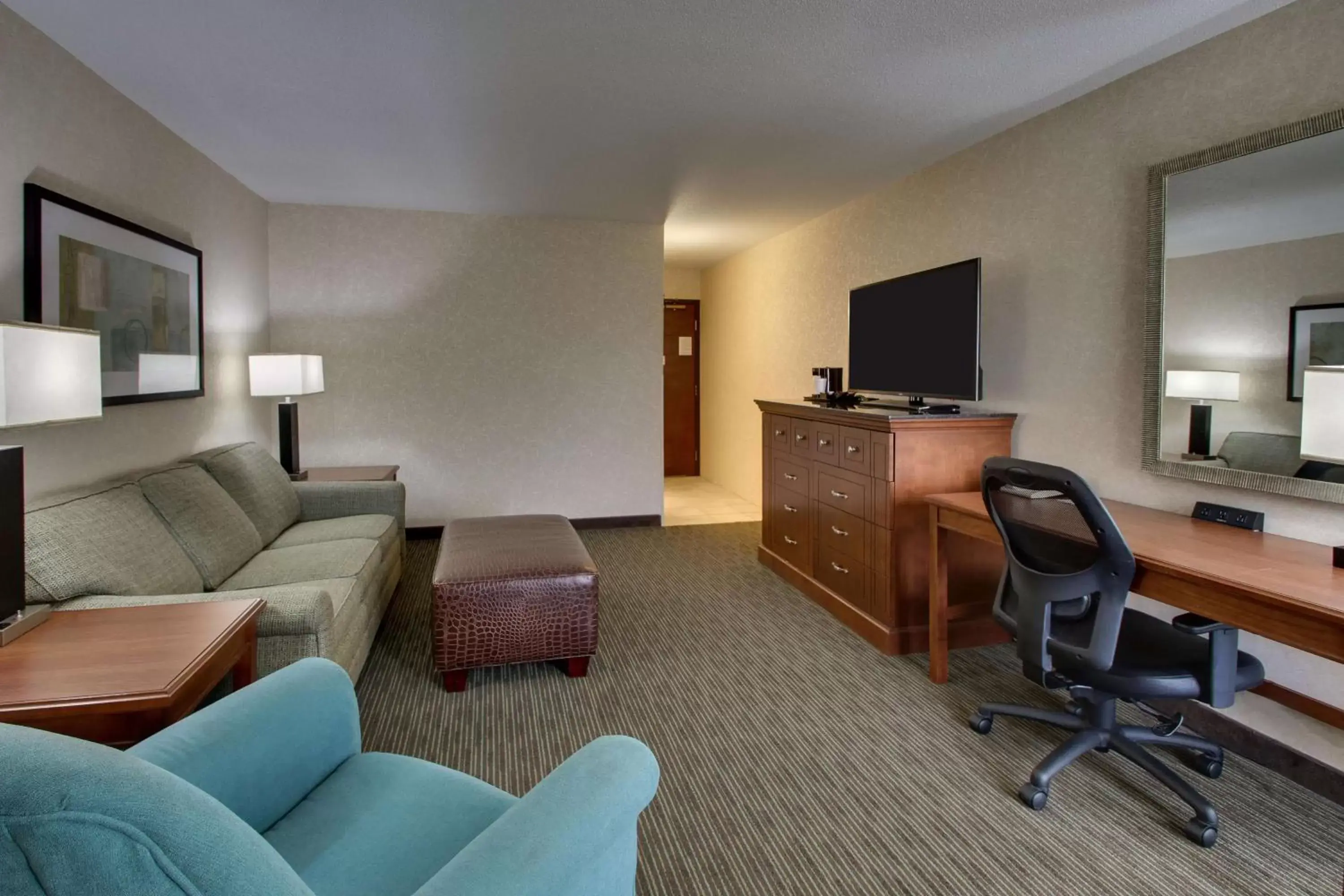 Photo of the whole room, Seating Area in Drury Inn & Suites Cape Girardeau