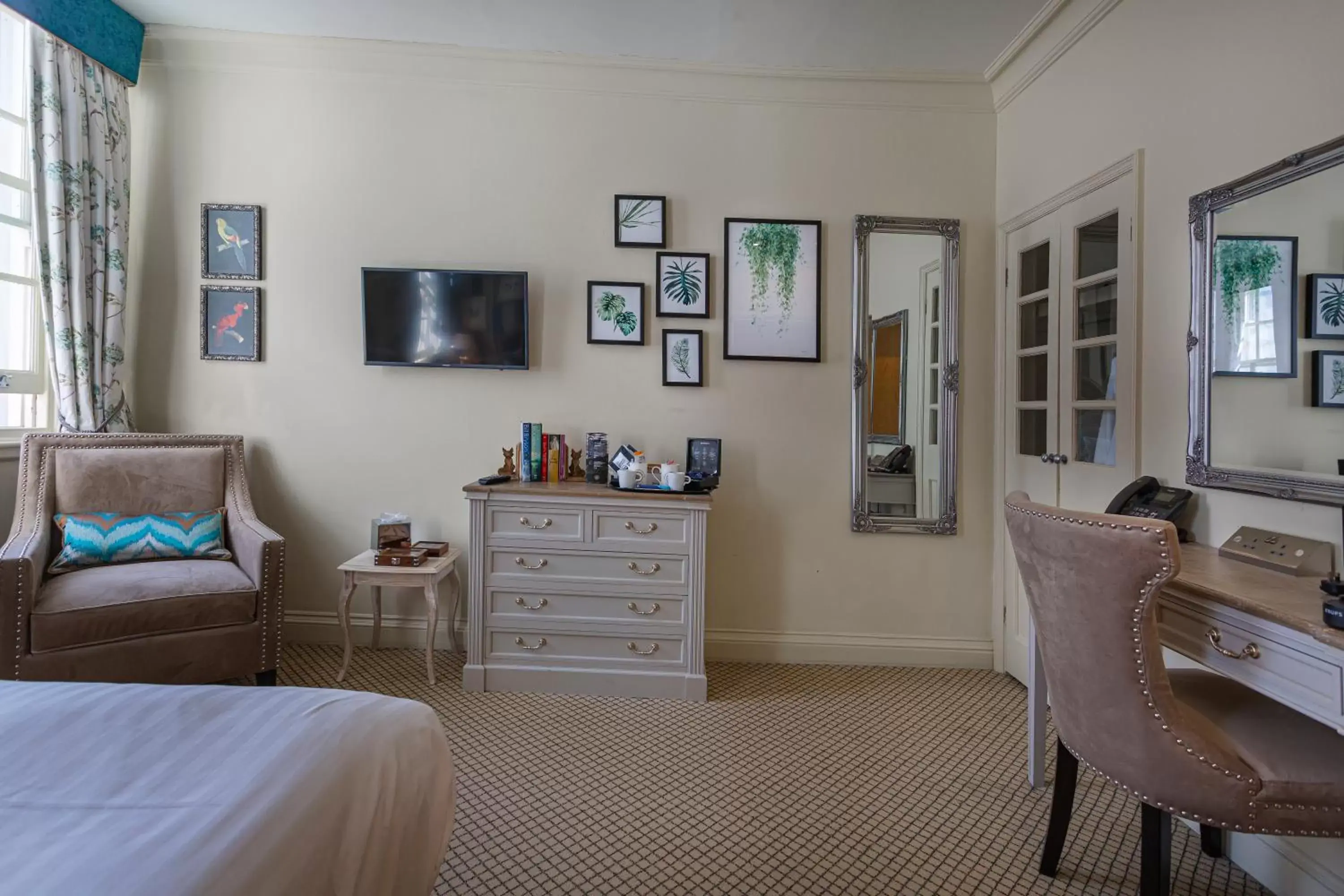 Bed, TV/Entertainment Center in The White Horse Hotel, Romsey, Hampshire