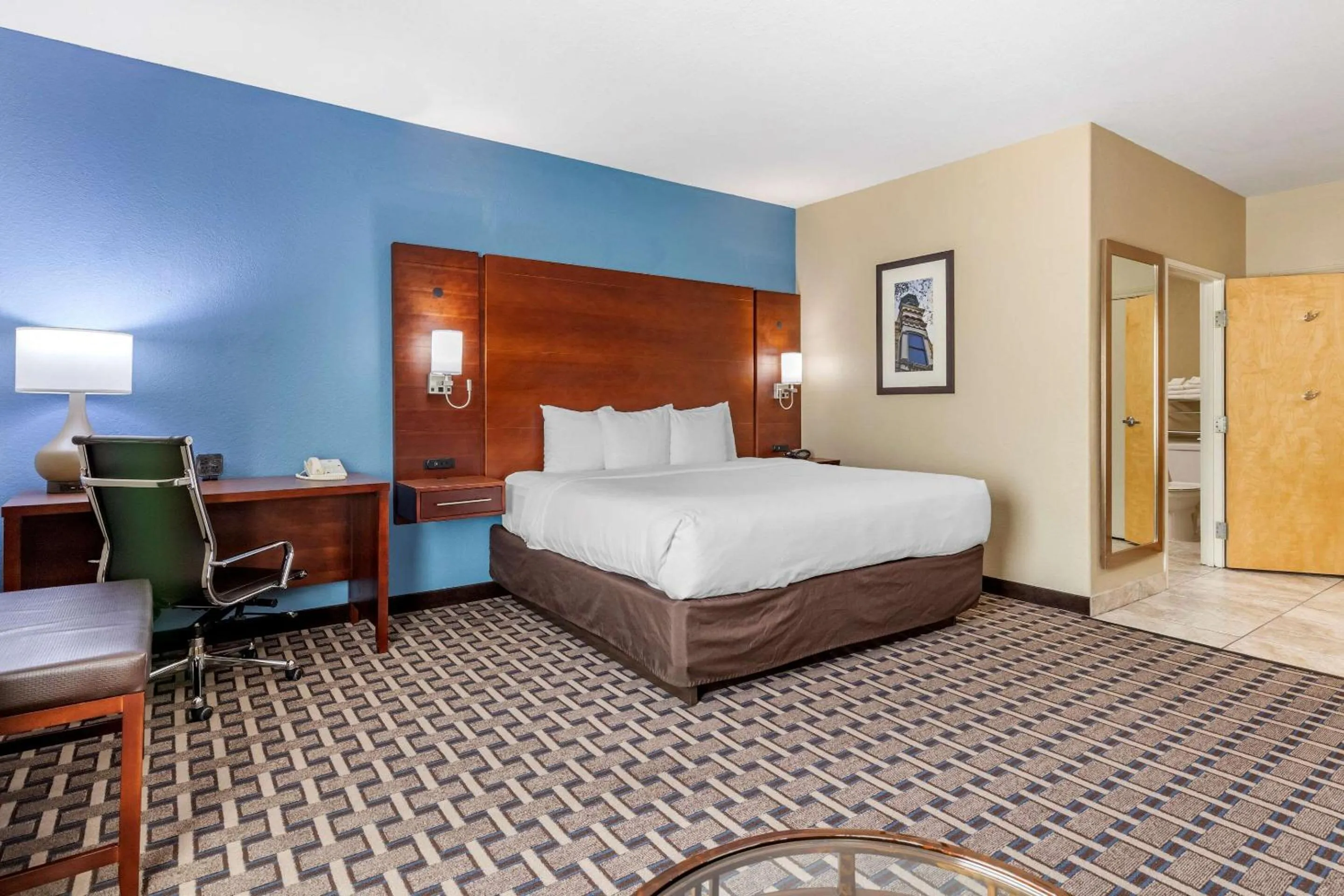 Photo of the whole room, Bed in Comfort Suites Georgetown