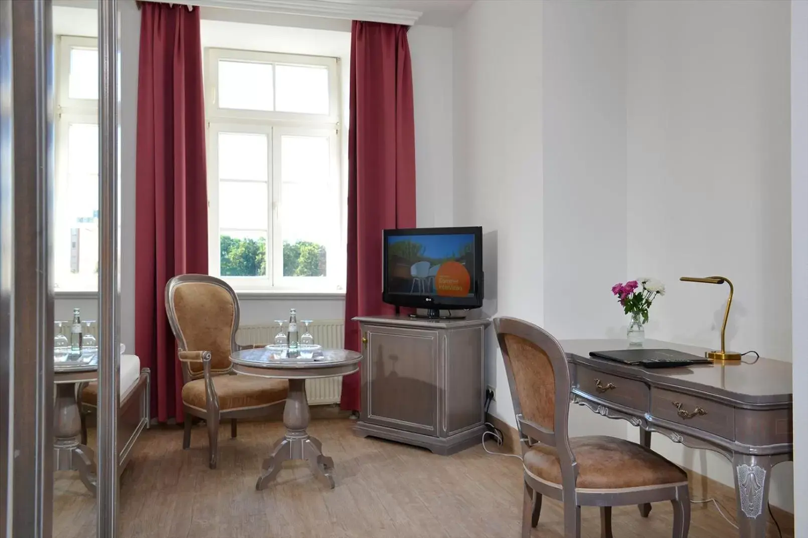 Photo of the whole room, TV/Entertainment Center in Hotel Stadt Hameln