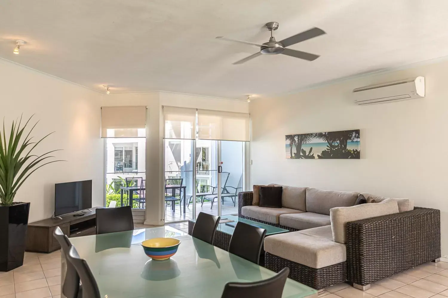 Two-Bedroom Apartment with Pool View in Beaches Holiday Apartments - Official Onsite Reception & Check In Two-Bedroom Apartment with Pool View in Beaches Holiday Apartments - Official Onsite Reception & Check In