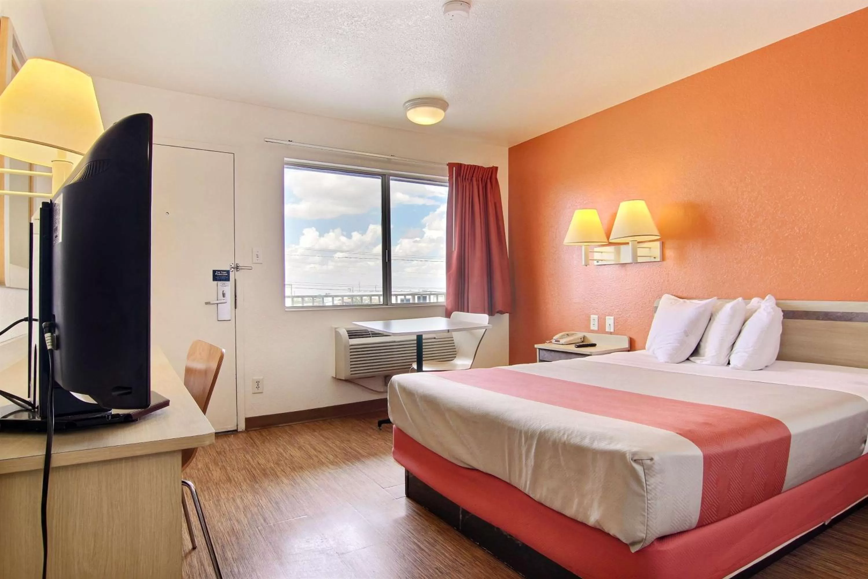 TV and multimedia, Bed in Motel 6-Fort Stockton, TX