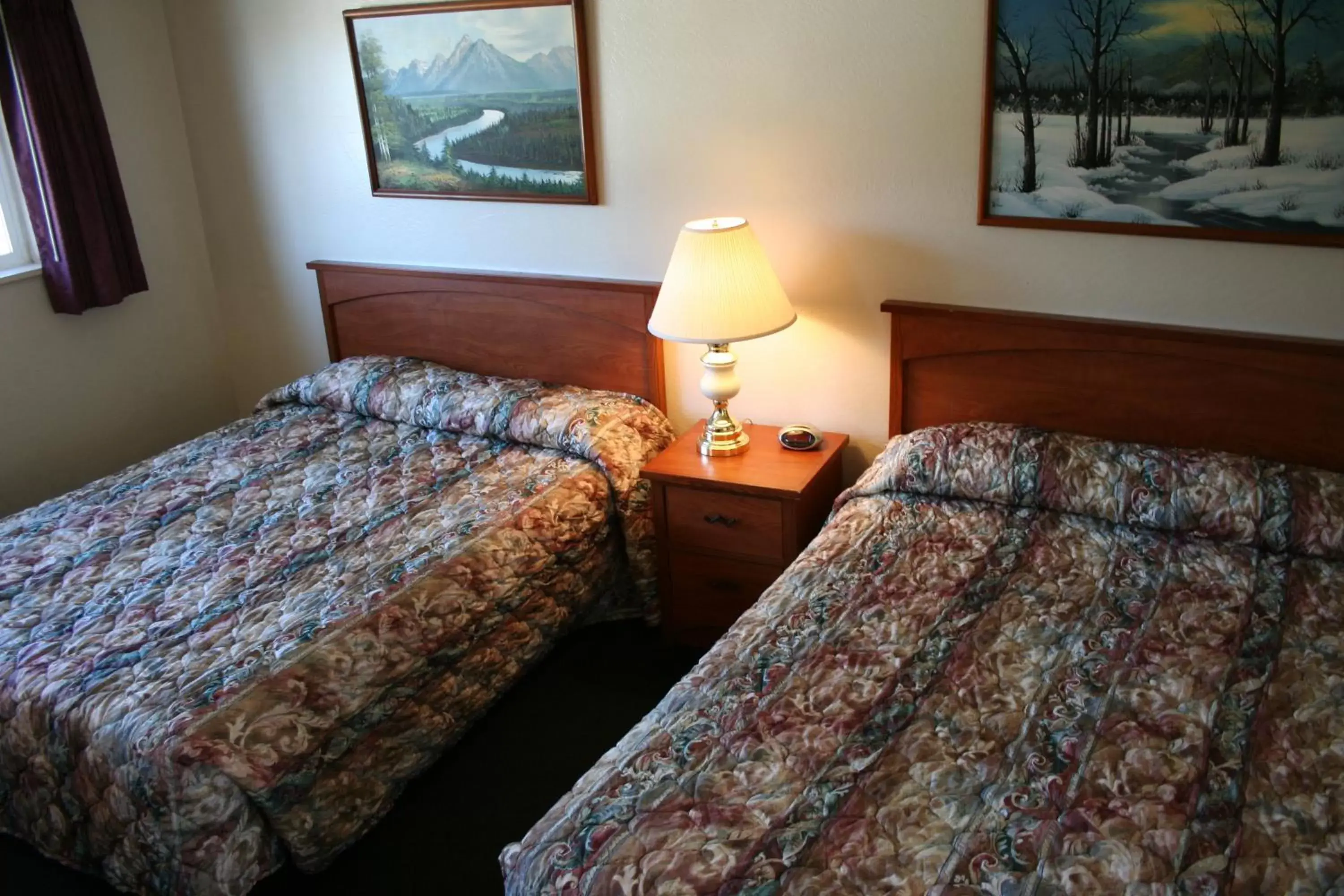 Photo of the whole room, Bed in Hi-Lo Motel, Cafe and RV Park