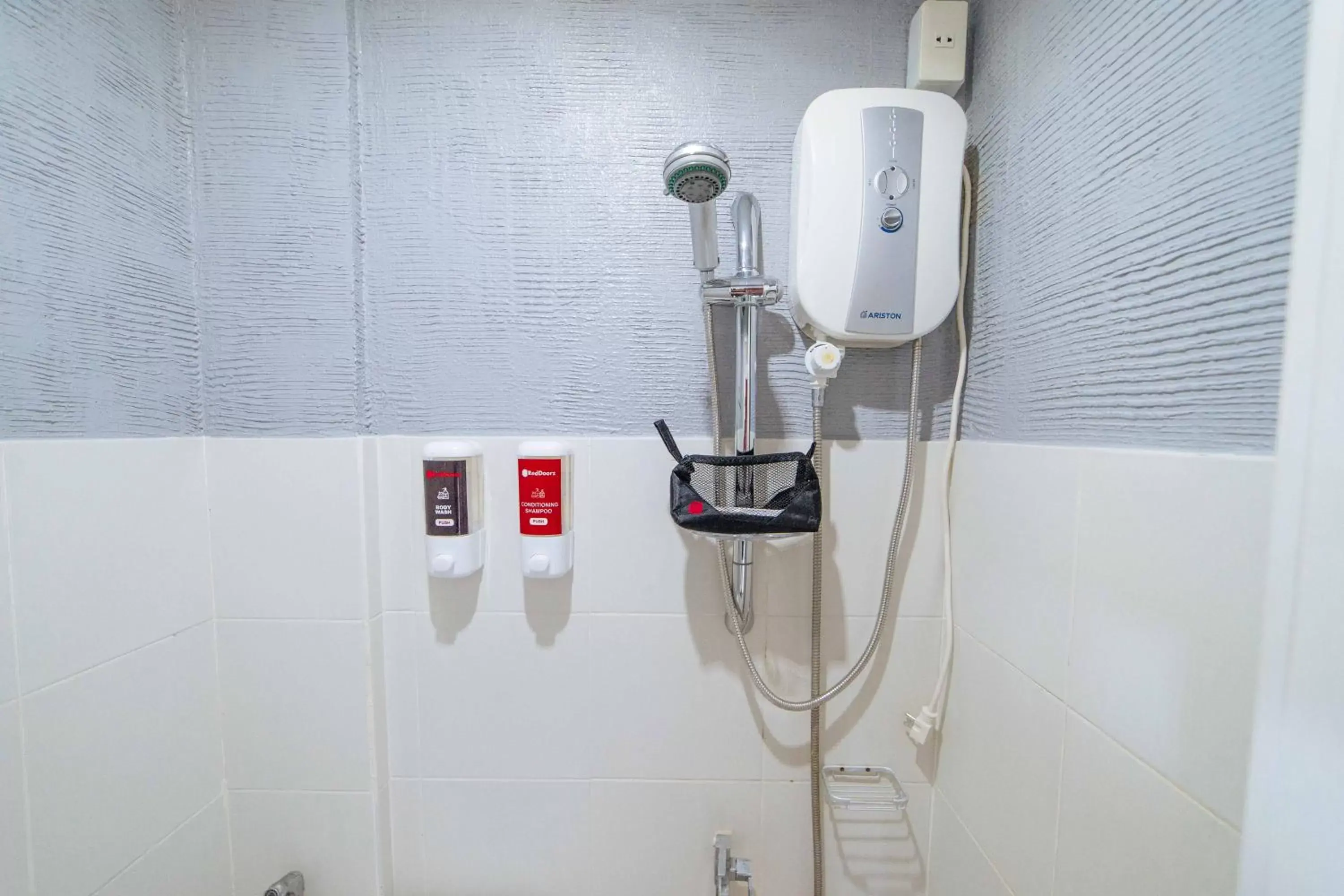 Shower in RedDoorz Plus @ Casa Lucia Sindalan San Fernando City Pampanga Shower in RedDoorz Plus @ Casa Lucia Sindalan San Fernando City Pampanga