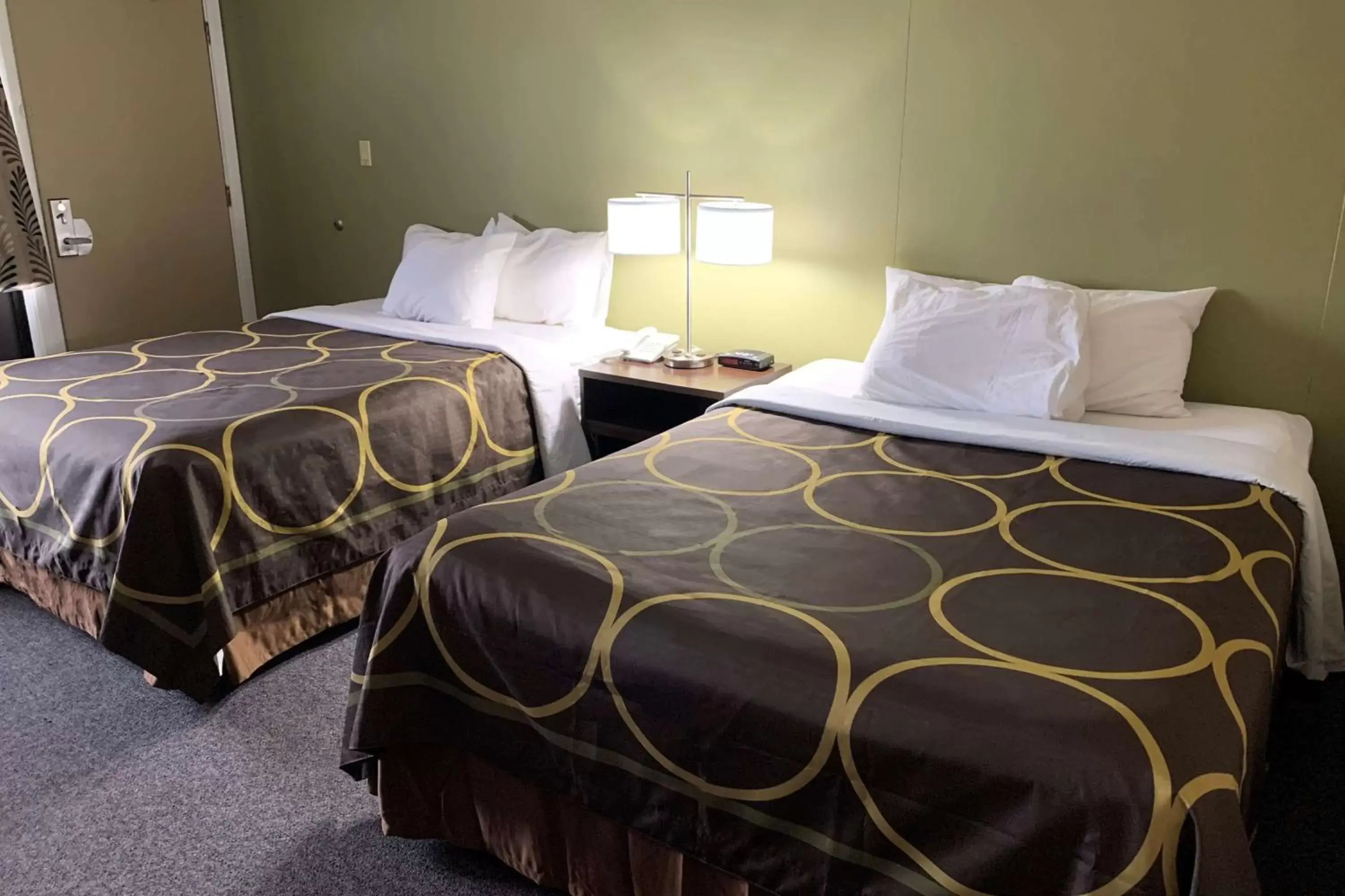 2 Queen Beds, Pet-Friendly, Second Floor, Non-Smoking in Super 8 by Wyndham Hearst ON