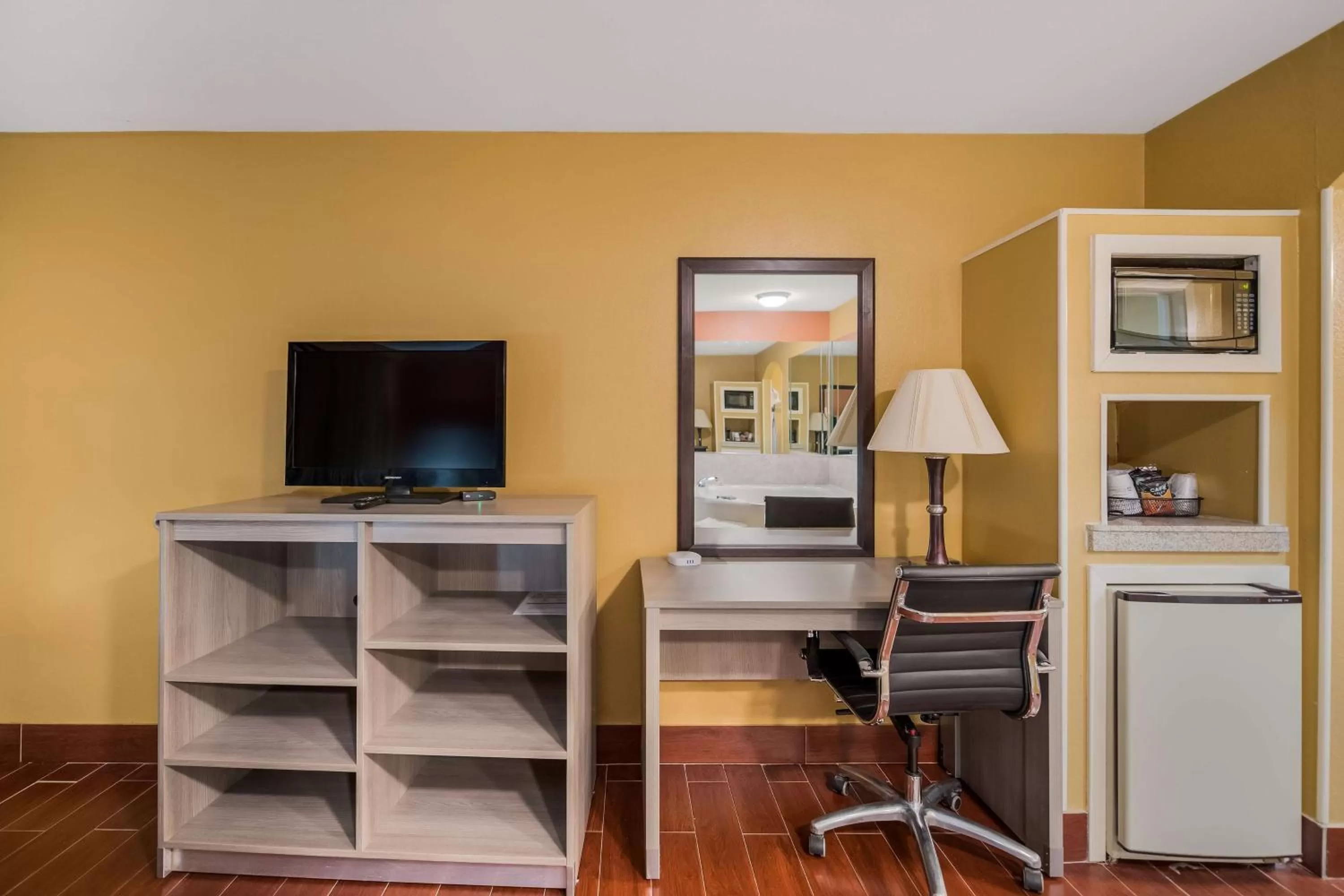 Bedroom in SureStay Hotel by Best Western Mt Pleasant