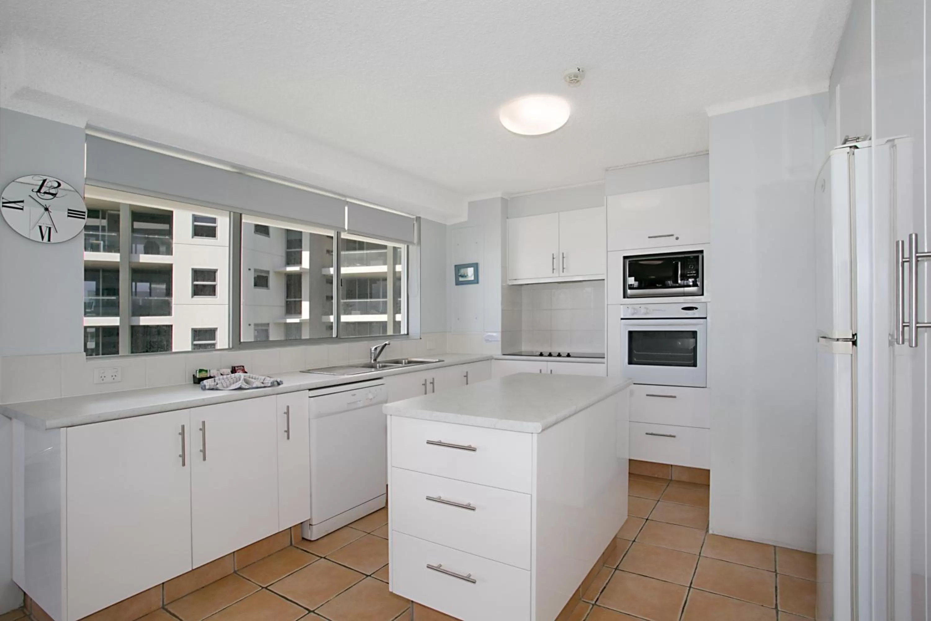 Kitchen or kitchenette in Solnamara Beachfront Apartments