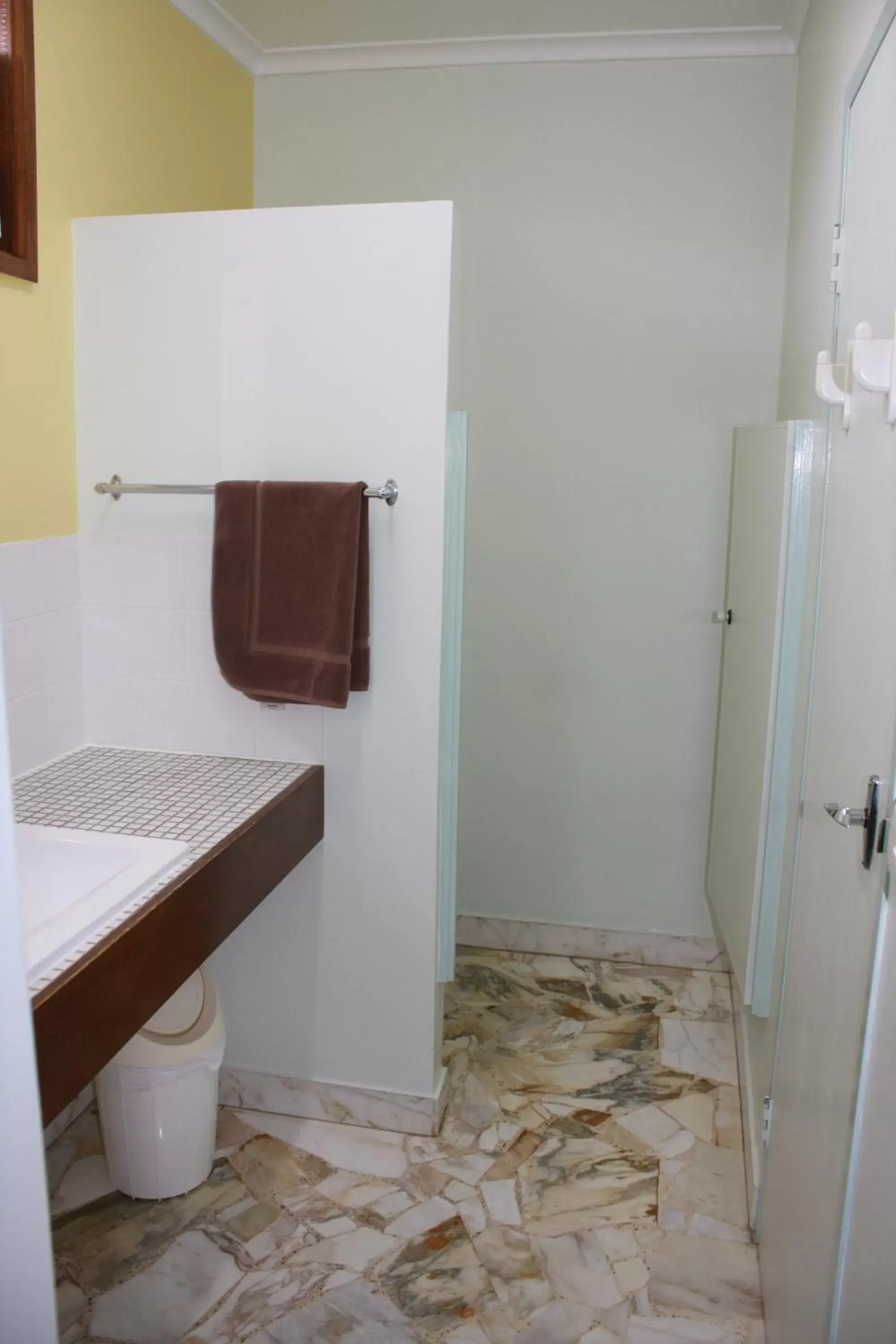Shower, Bathroom in Opal Motel