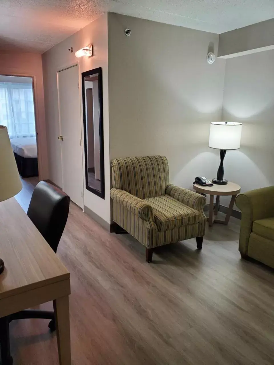 Photo of the whole room, Seating Area in Country Inn & Suites by Radisson, Buford at Mall of Georgia, GA